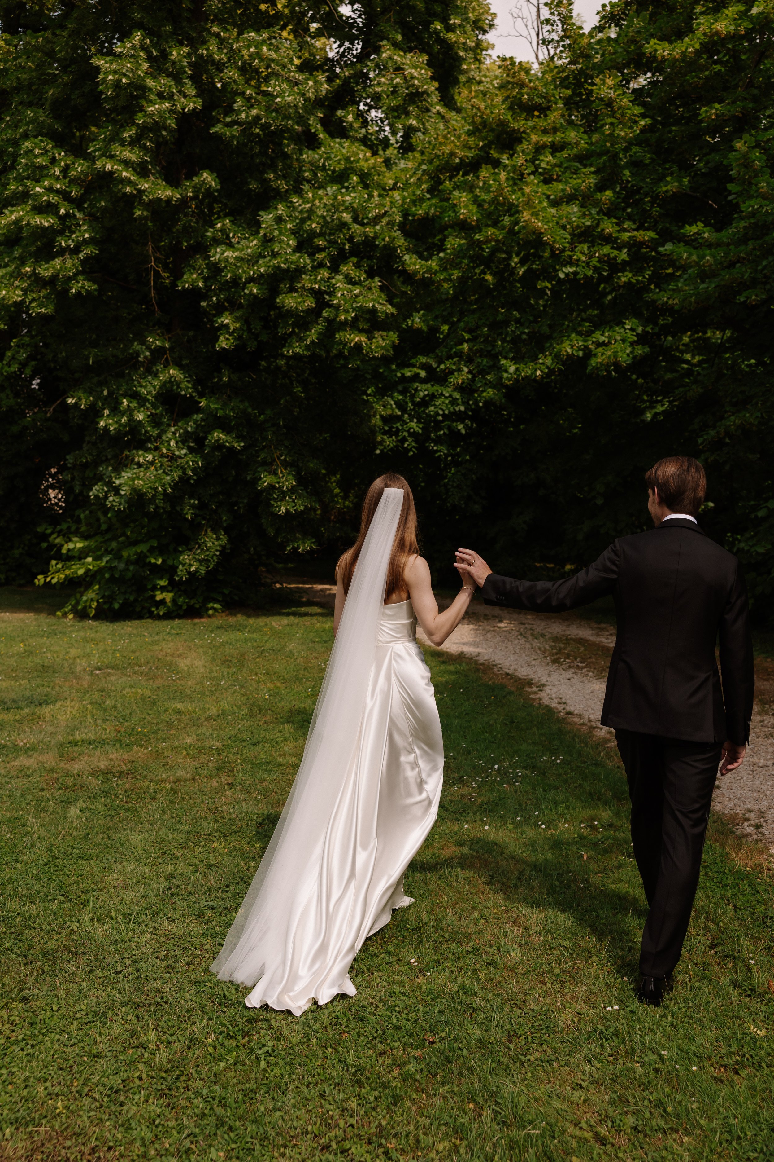 Tijdloos editorial moment van een black tie bruidspaar tijdens een intieme fotoshoot na de ceremonie