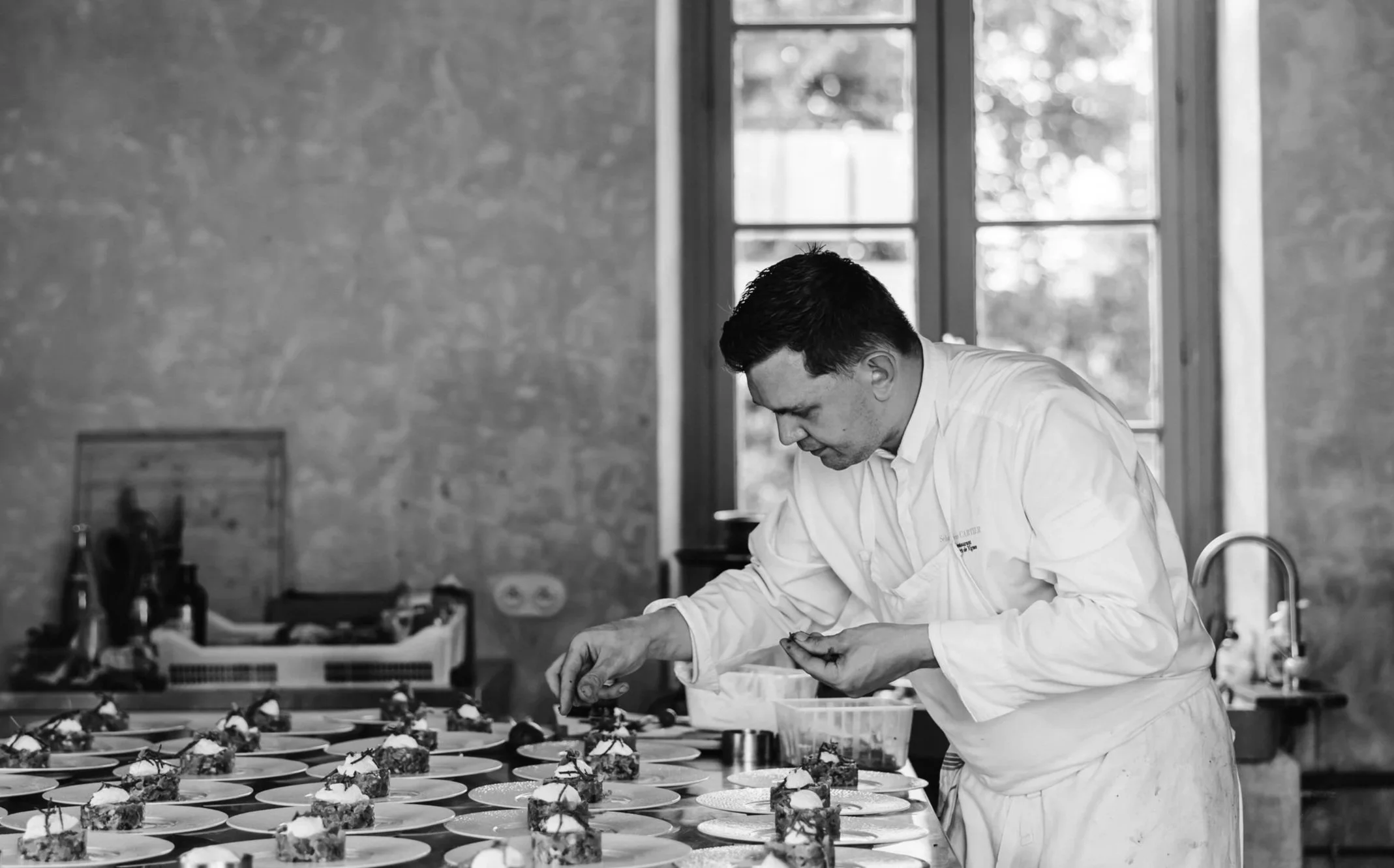 Chef bereidt met zorg verfijnde amuses als onderdeel van een persoonlijke dining ervaring