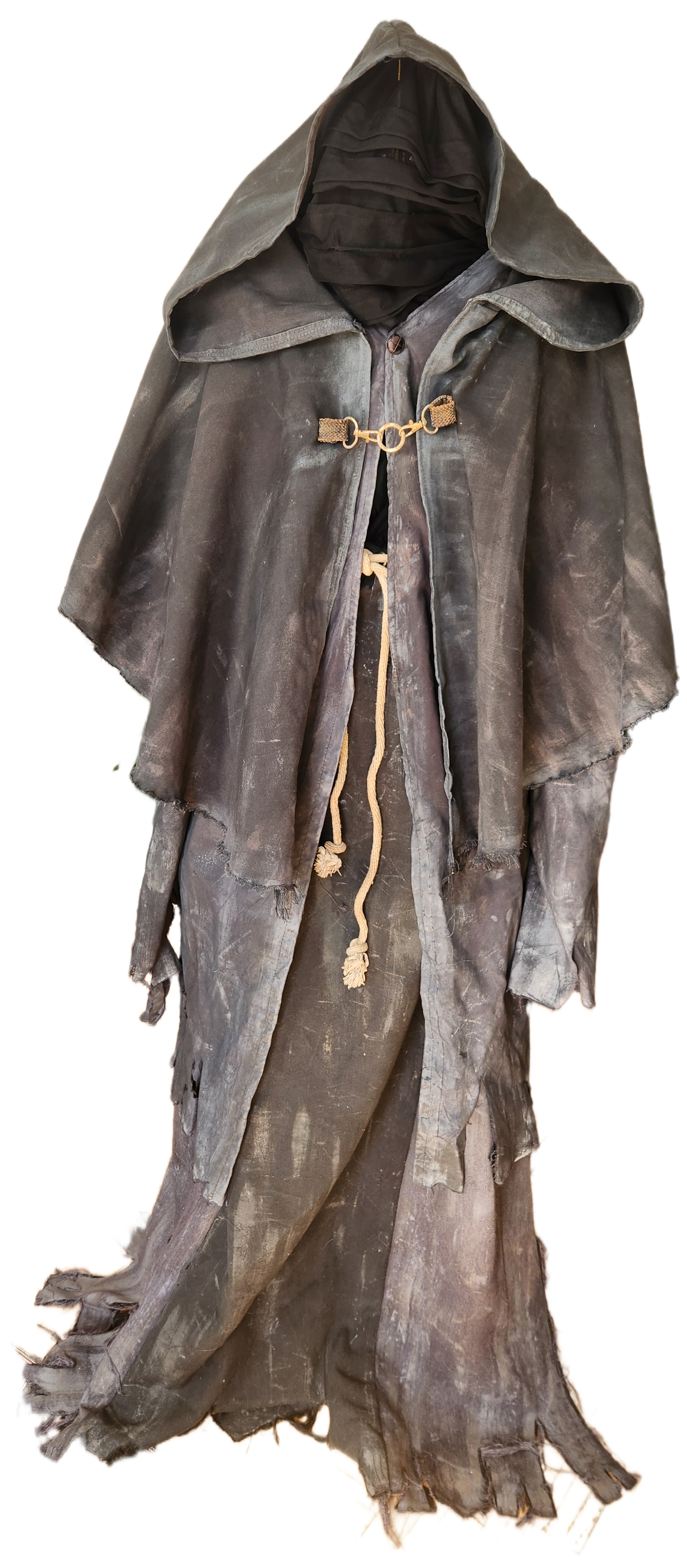 Robe ou manteau en tissu usé et sombre, avec une capuche et une chaîne en métal doré à l'avant, attachée par deux boucles.
