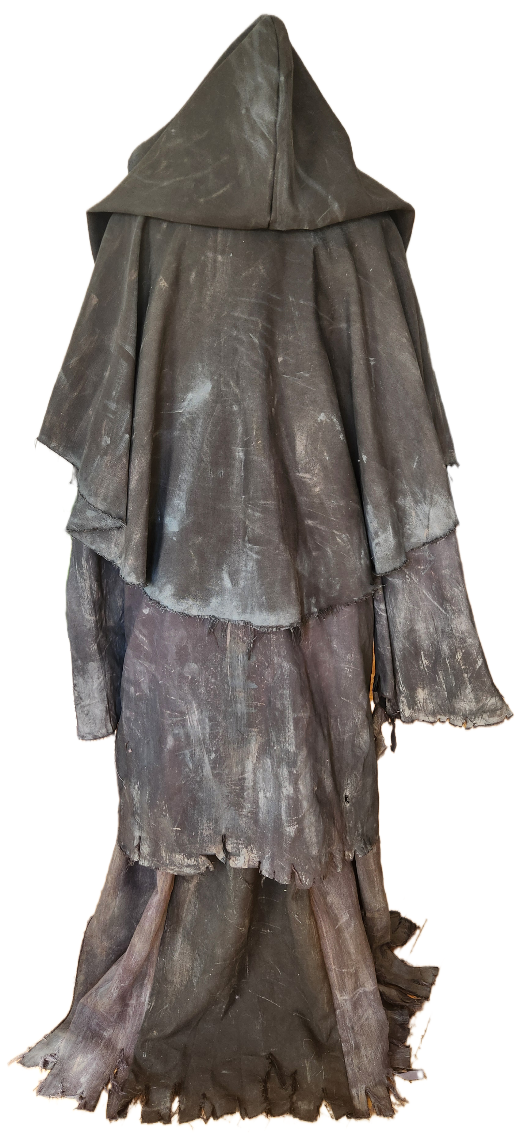 Robe en tissu gris usé, avec un capuchon, des franges et un aspect ancien ou déchiré.
