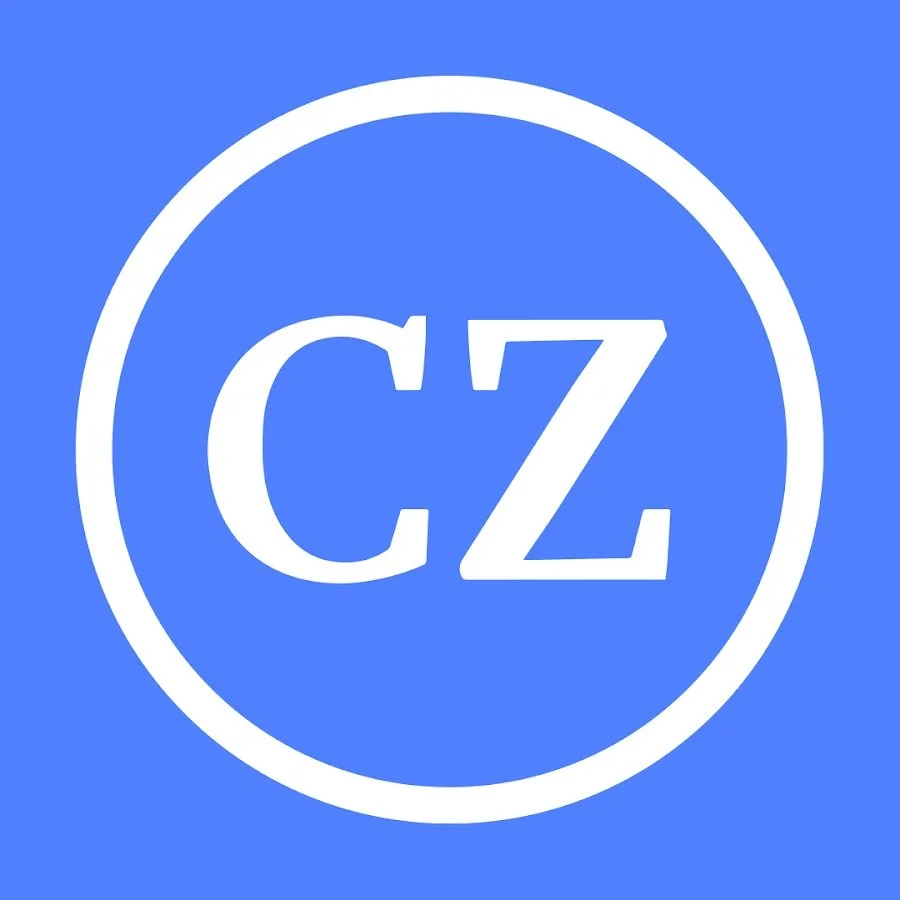 Blauer Hintergrund mit weißem Kreis und den Buchstaben 'CZ' in der Mitte.
