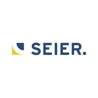 Das Bild zeigt das Logo von SEIER, bestehend aus einem stilisierten, halbmondförmigen Symbol in den Farben Blau und Gelb, neben dem der Markenname in Großbuchstaben.