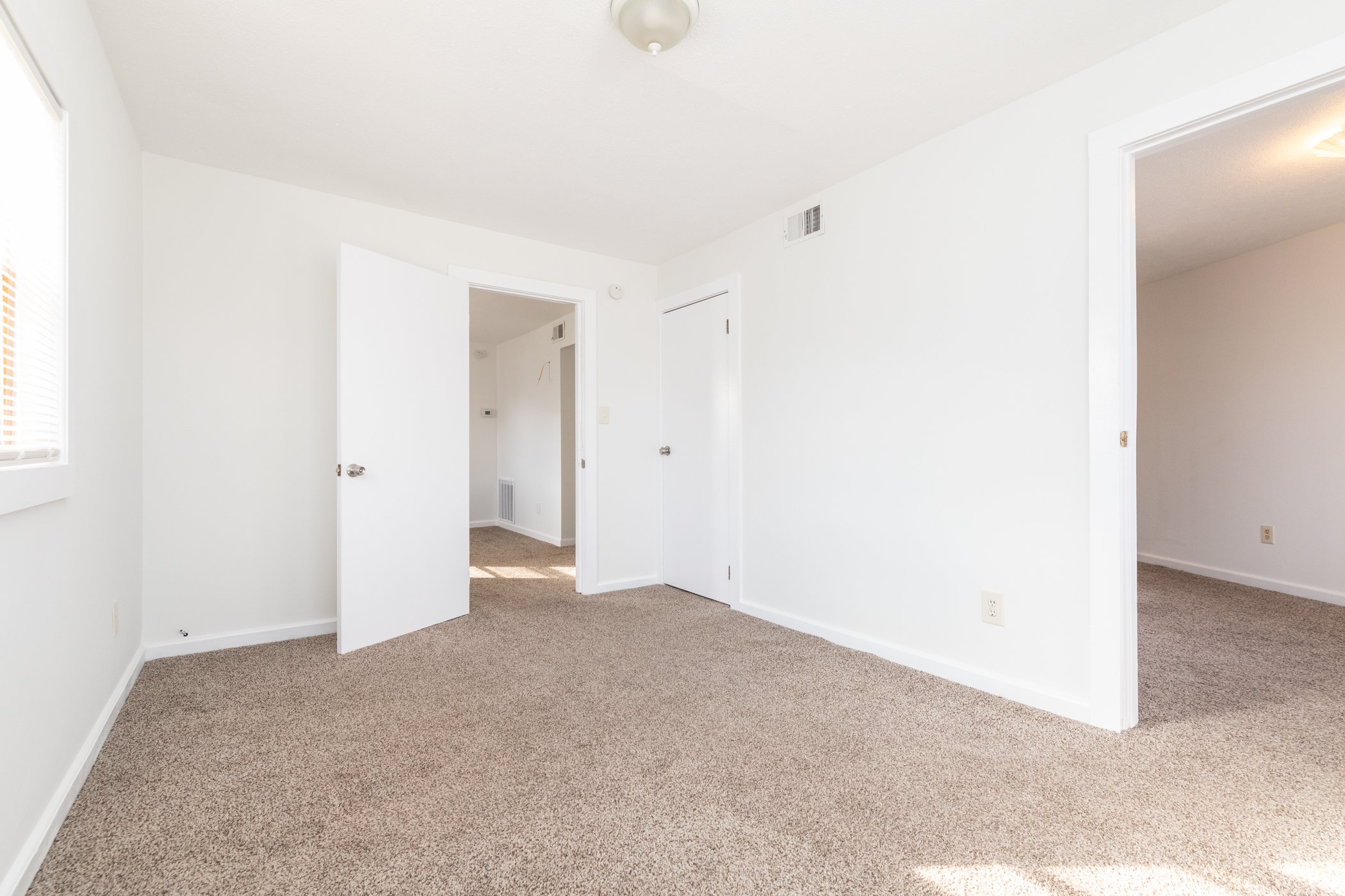 3905 Woodbine-11.jpg