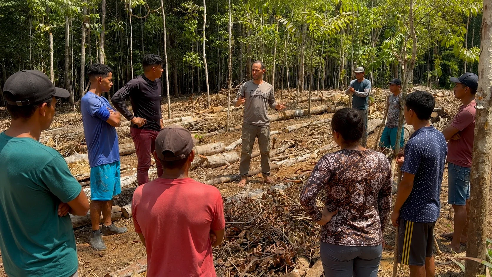 IEUNI agroforestry specialist providing practical training to local farmers on regenerative agroforestry systems in the Brazilian Amazon.