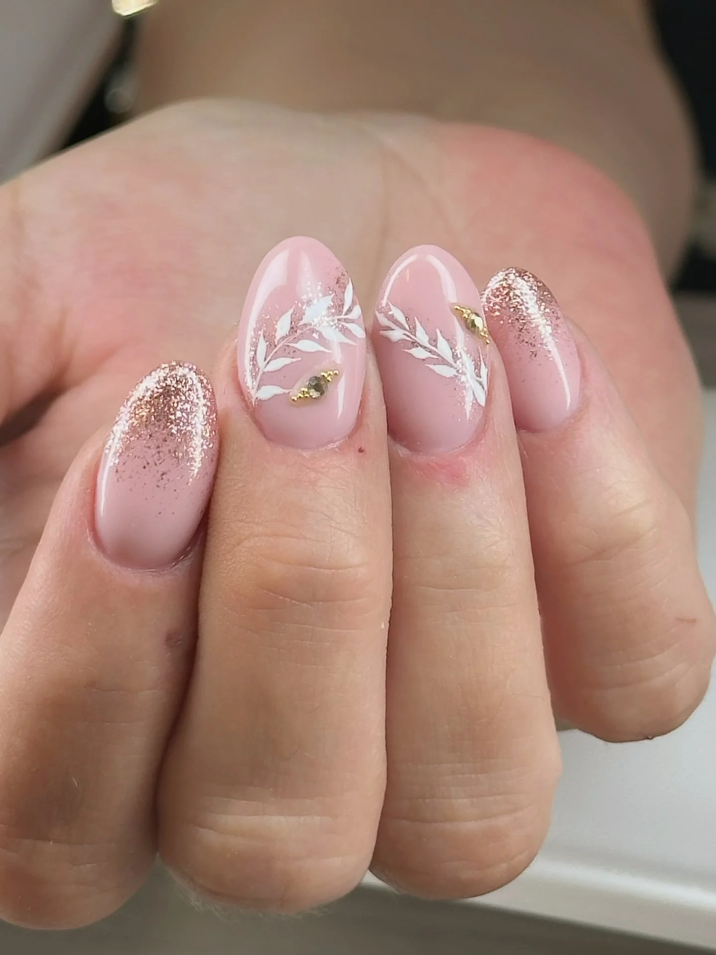 Tehtiin mun yst&auml;v&auml;lle Julialle rakennekynnet h&auml;ihin. ❤️💅🏻 Yl&ouml;sp&auml;in levenev&auml; kynsi on aina v&auml;h&auml; hankalampi saada siroksi ja n&auml;tiksi, mutta onnistuttiin siin&auml; aika hyvin mun mielest&auml;! Lis&auml;ks