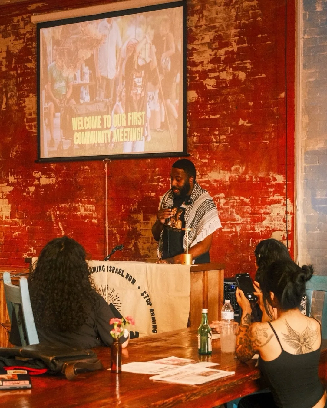 This past Monday, the Houston Arms Embargo hosted its first monthly campaign meeting. Over a hundred people packed into Las Perras to reflect on the campaign&rsquo;s efforts this past summer and deepen their involvement.

We reflected on our engageme