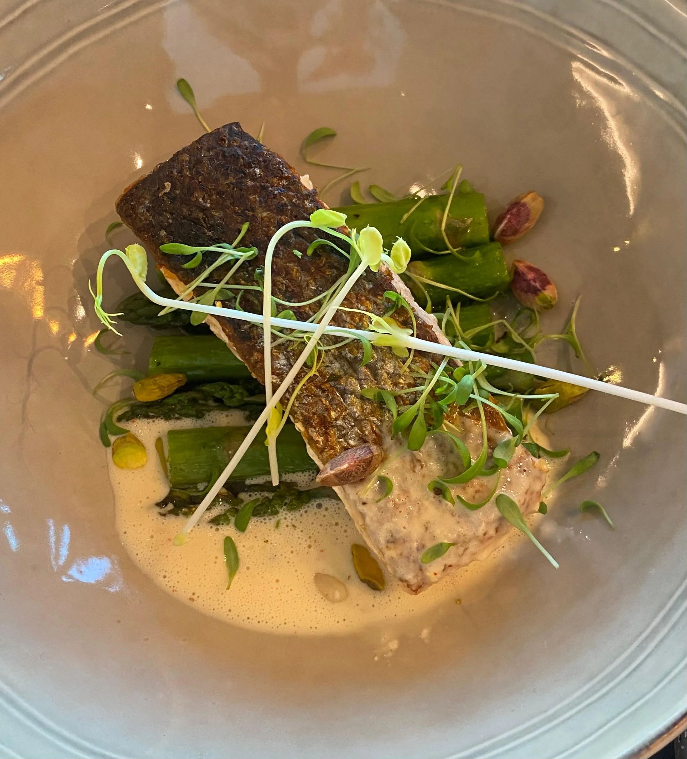 Poisson cuit avec des microgreens et des pommes de terre.