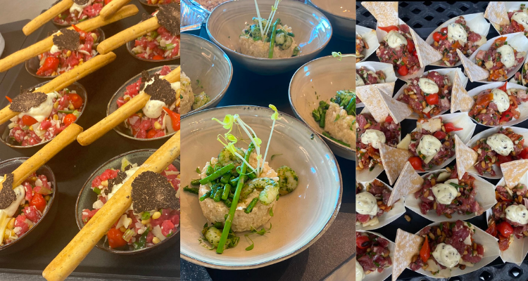 Plateaux de amuse-bouches avec des dips, des tartines, et des mini tacos garnis de légumes et de sauces