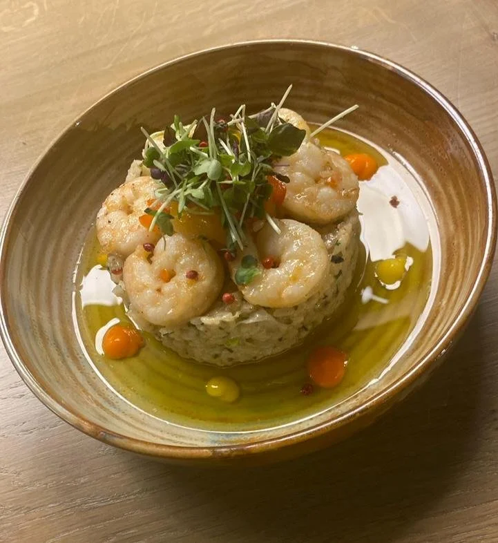 Riz de sushi avec des crevettes, microgreens et poivre en sauce
