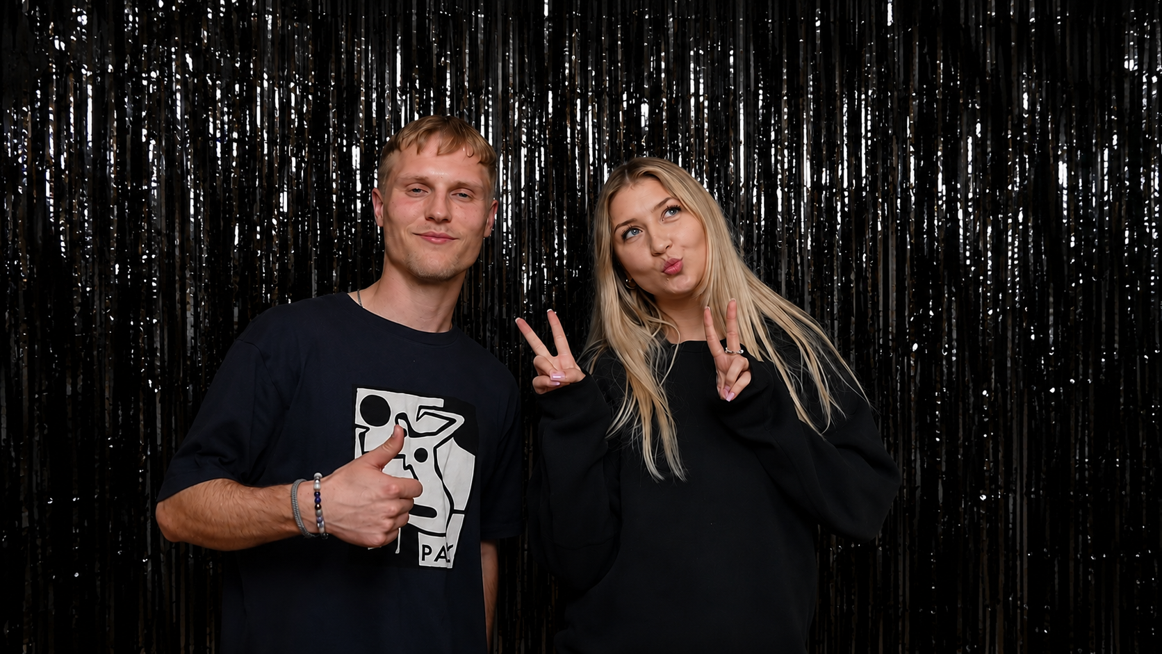 Gäste feiern einen Geburtstag und nutzen die Premium Fotobox