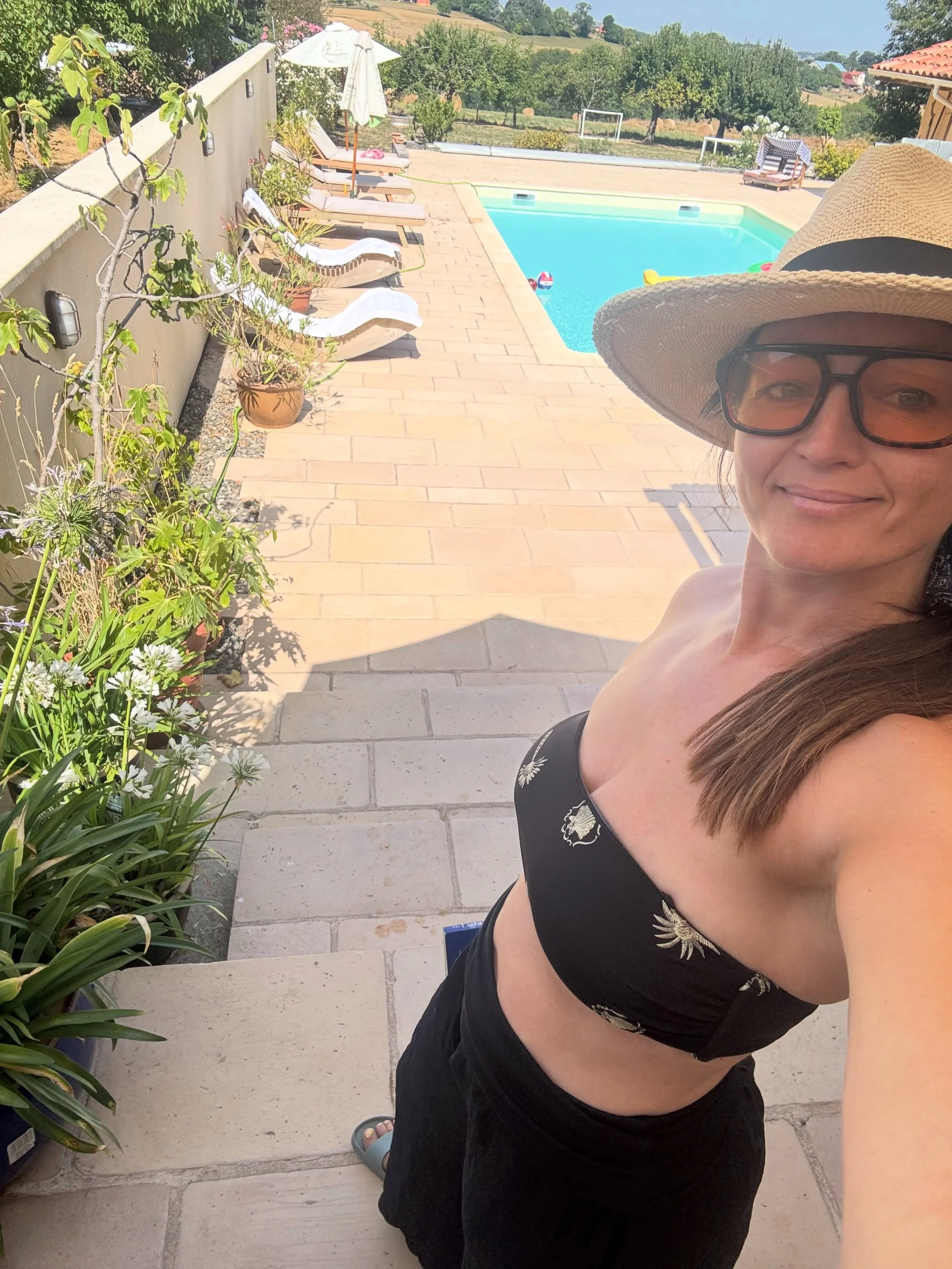 Le Petit Reset 

Swimming, sitting, storms &amp; sunsets. Gorgeous, slow paced week with family &amp; friends. Even managed to finish the book I started on my last holiday 😁🇫🇷🤌🏼

My nervous system is restored &amp; ready to go!

#relax #reset #r