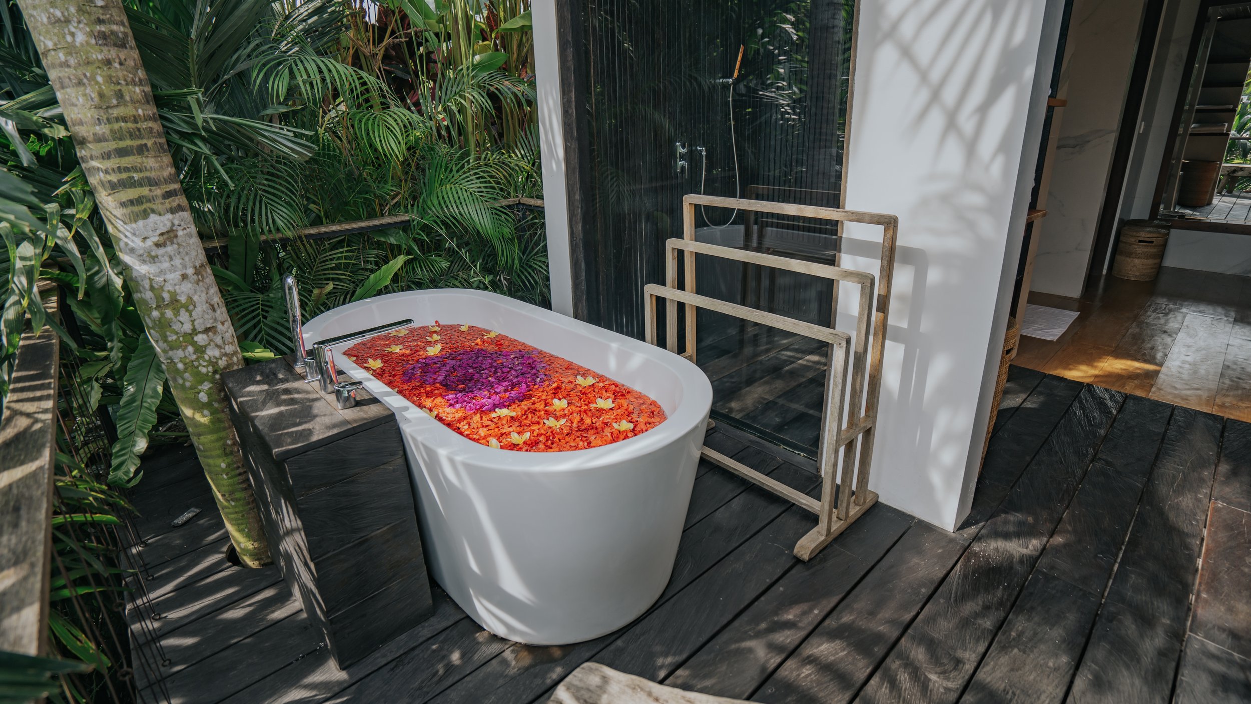 Outdoor bathtub on private balcony