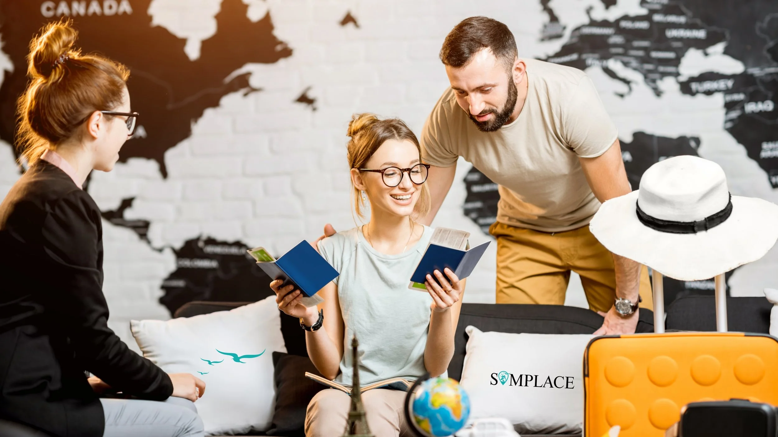 Cuatro personas en un espacio de trabajo discutiendo, con un mapa del mundo en la pared y objetos como un globo terráqueo, sombrero, y una caja de almacenamiento en primer plano.