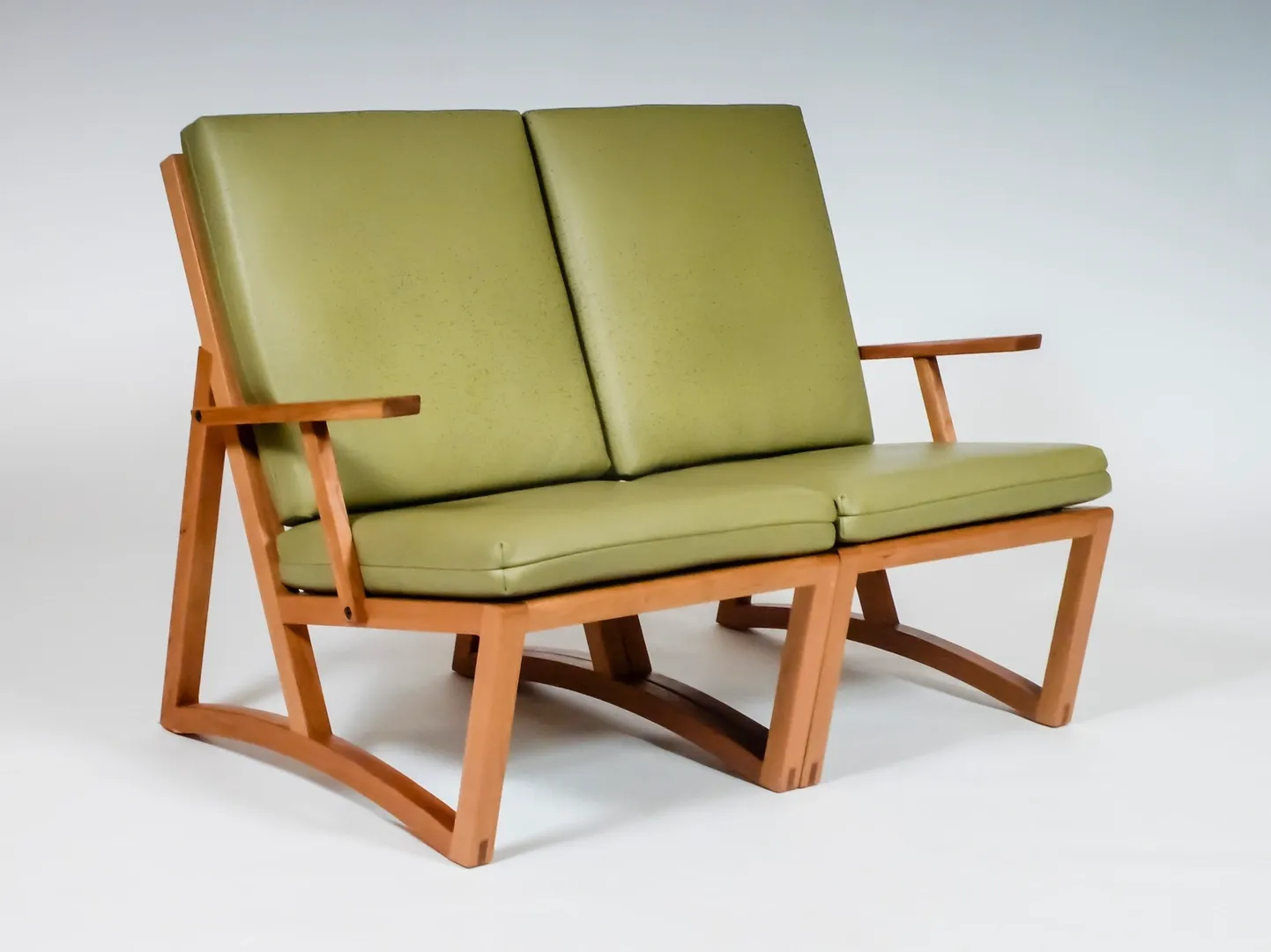 JOINABLE CHAIR

cherry & leather