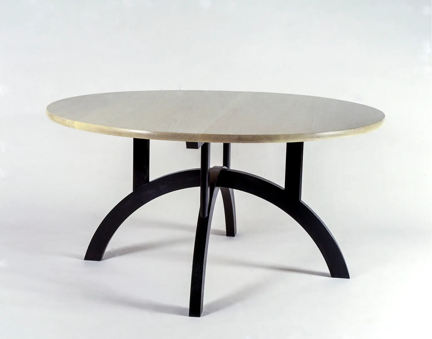ROUND TABLE

dyed & bleached ash