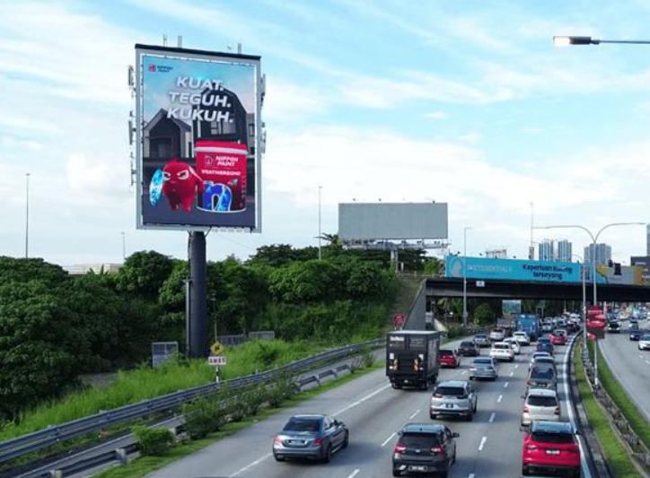 60ft x 40ft large format digital screen located along the Federal Highway towards the directions to Sunway & Shah Alam.