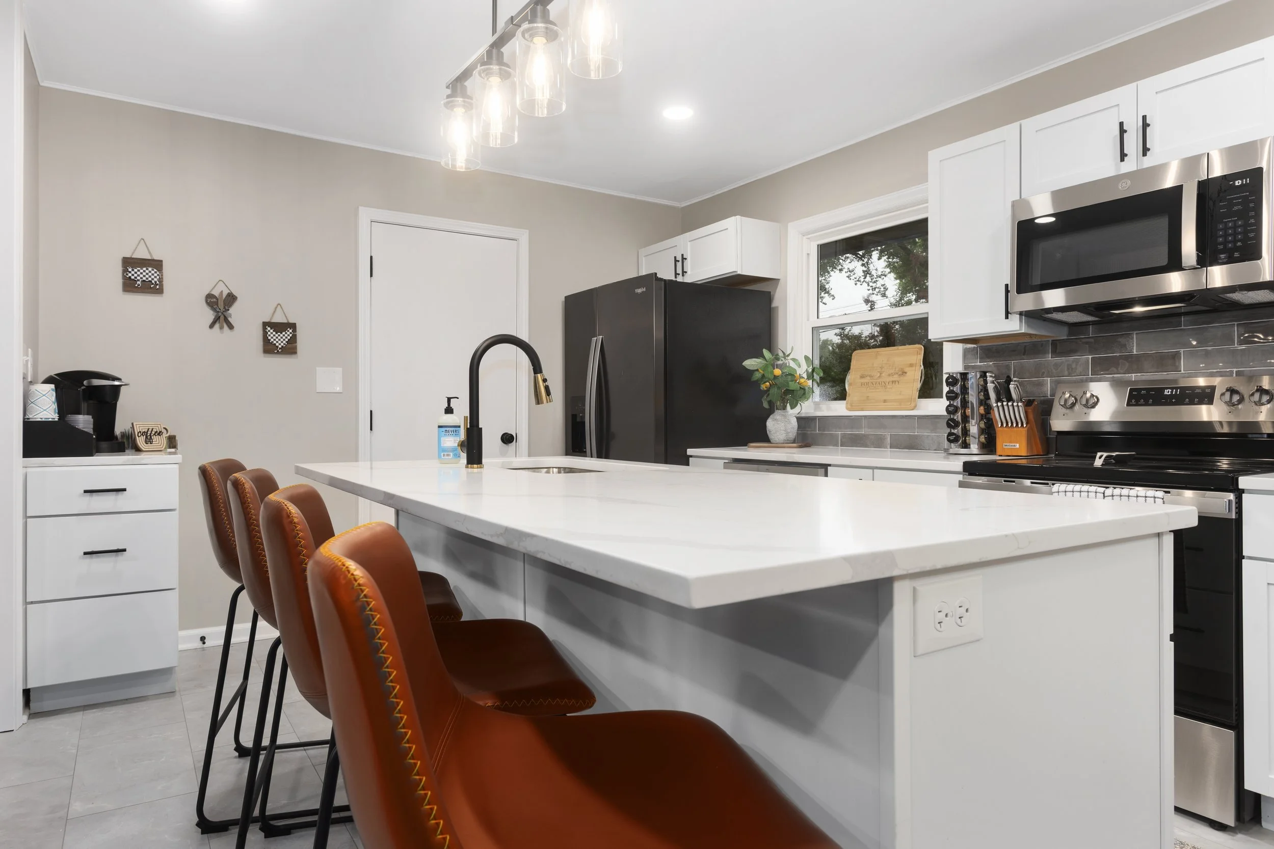 Inside Fountain City Creative Retreat — a thoughtfully designed creative retreat near Kansas City featuring workspaces, gathering areas, comfortable accommodations, entertainment spaces, and amenities built for scrapbook, quilting, and maker groups.