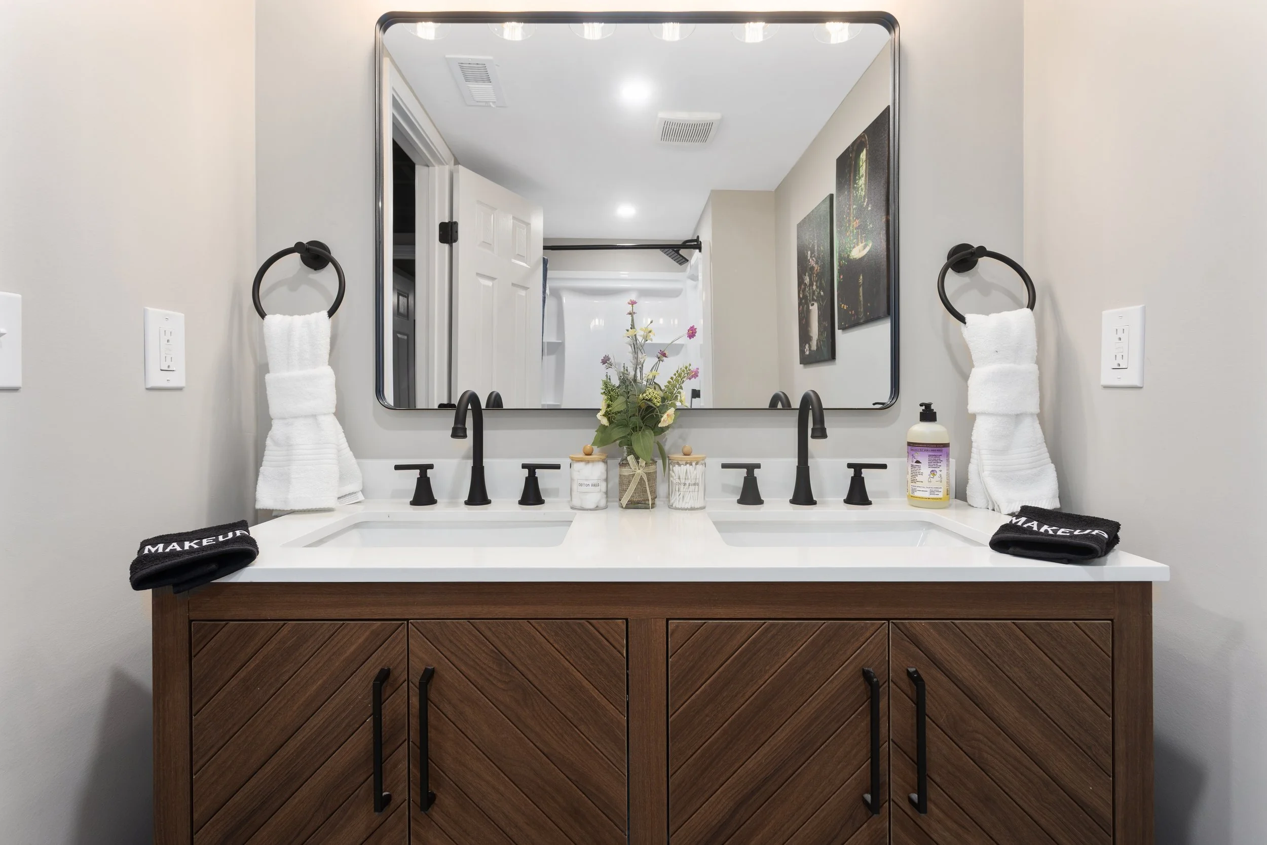 Updated guest bathroom at Fountain City Creative Retreat featuring modern finishes, spacious vanity, and multiple full bathrooms designed to comfortably support scrapbook retreats, quilting weekends, and creative group stays near Kansas City.