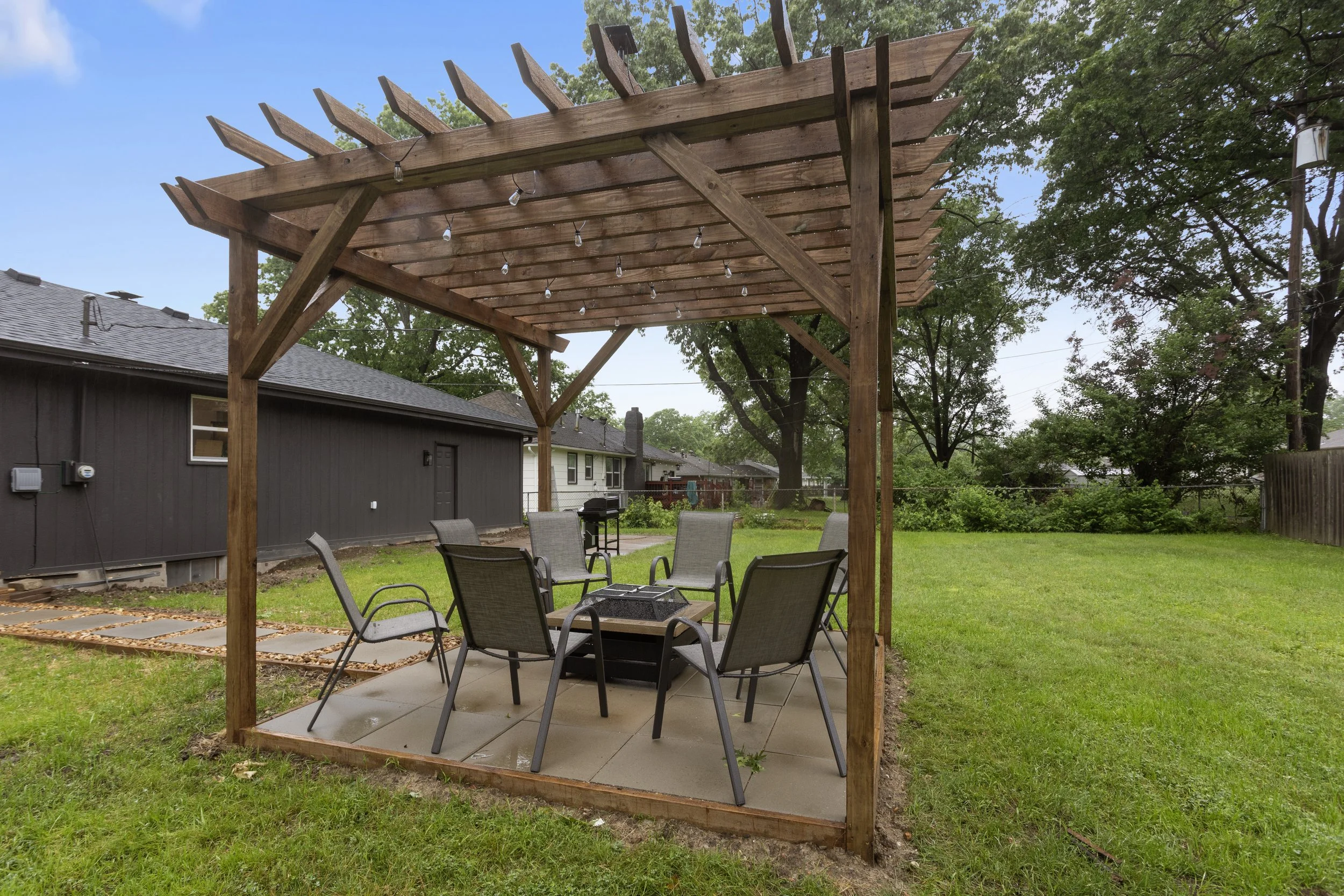 Relaxing outdoor patio and backyard gathering space at Fountain City Creative Retreat designed for coffee breaks, conversation, fresh air, and connection during scrapbook, quilting, and creative retreat weekends near Kansas City.
