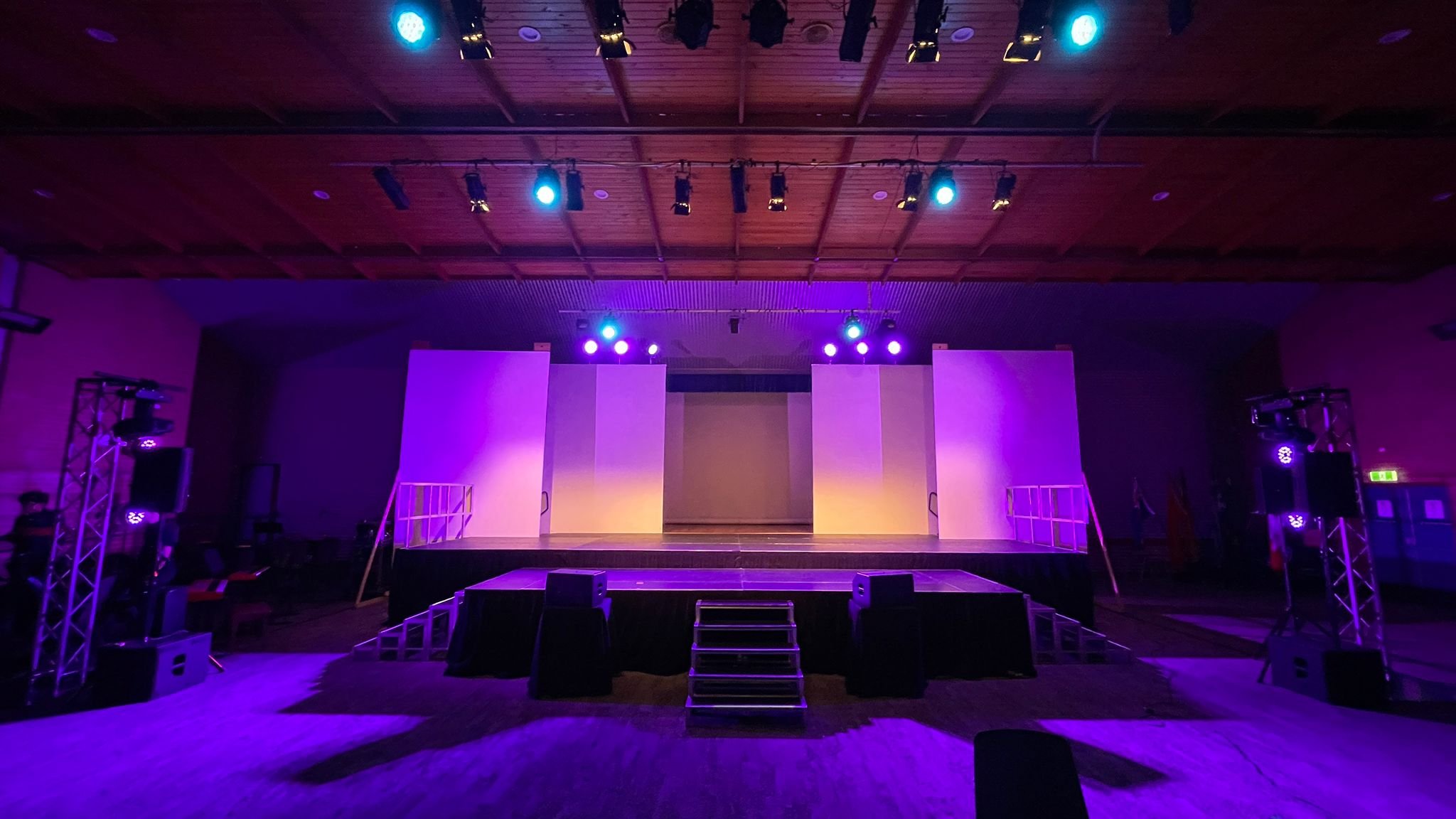 Just wrapped up an incredible project! We delivered a stunning 9.6m wide by 5.4m deep stage for a high school production of The Wizard of Oz! ✨ Featuring two levels and custom-fitted to their in-house stage, this setup truly brought the performance t