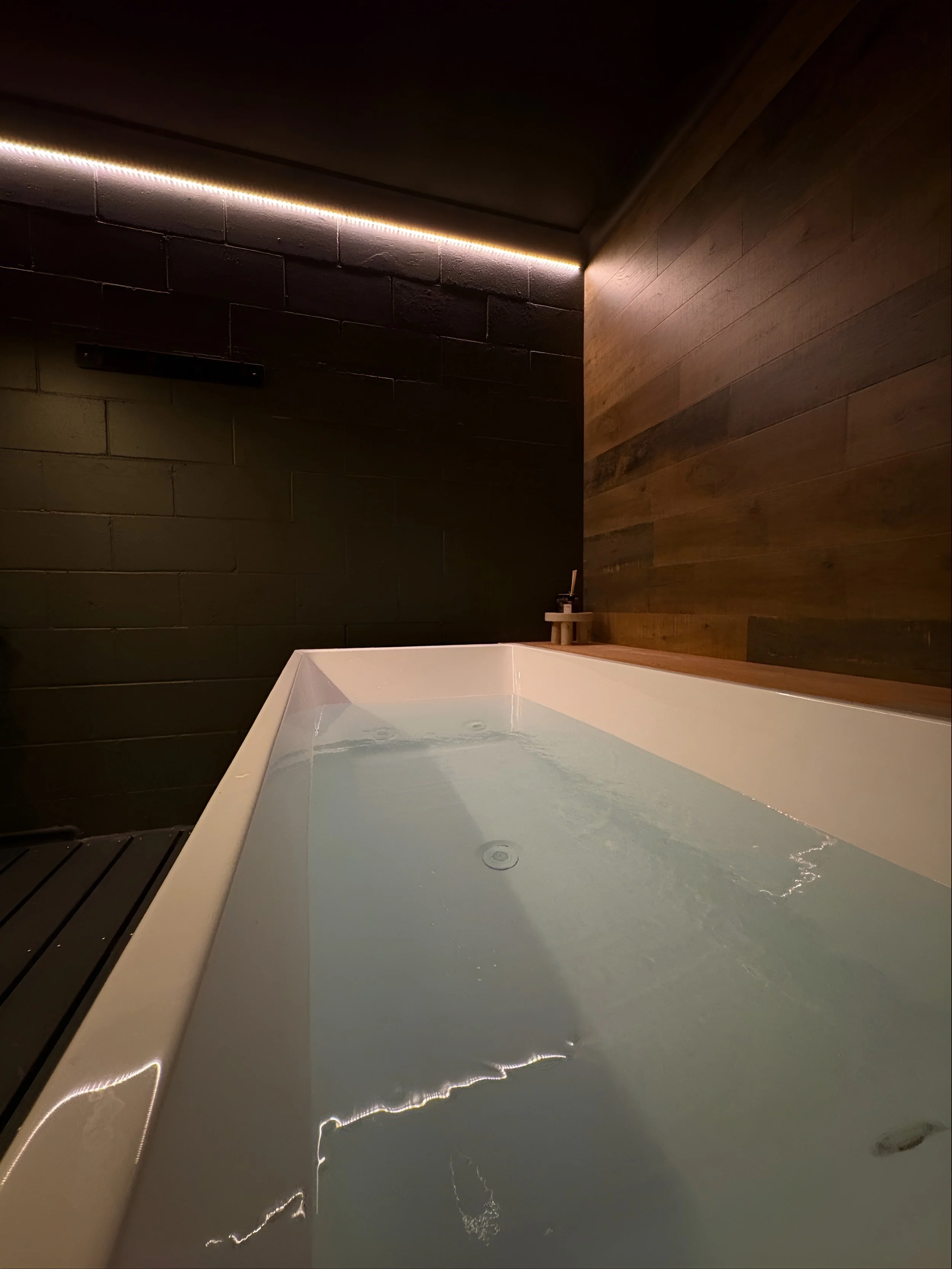 Quality recovery room with an ice bath for member use.