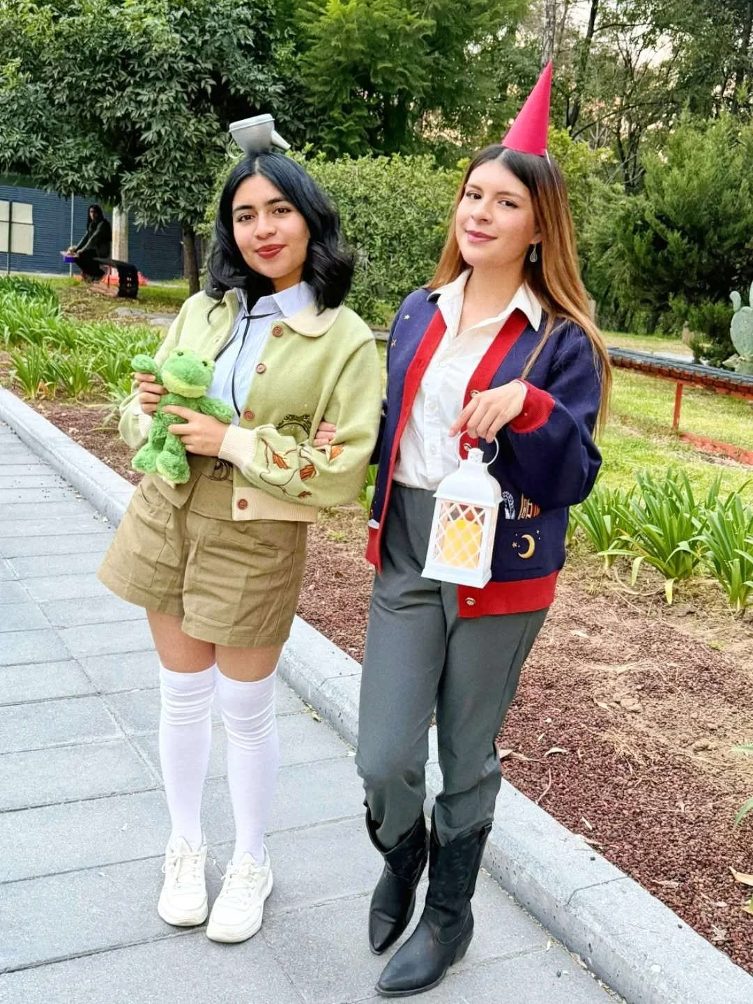 Halloween 2025 pt2 🫖🐸🐦✨️
Mi hermanito y yo disfrazadas de Wirt y Greg de Over the garden wall, en la cineteca cuando fuimos a ver Frankenstein ❤ gran d&iacute;a