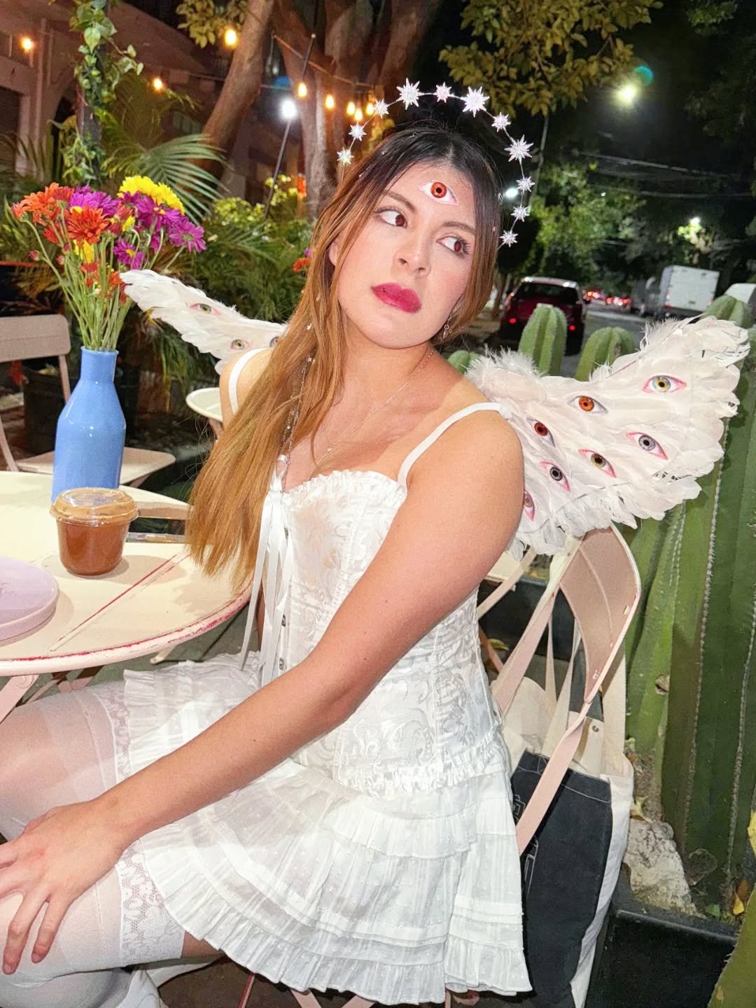 Halloween 2025 pt 1 ✨️🪽👁👼👁🪽✨️
Mil a&ntilde;os despu&eacute;s pero quiero subir mis fotos de Halloween antes de que vengan las de Navidad 
Gracias a @denhsuarez y @namterra (digo, Juan Carlos Bodoque) por adoptarme 💕💗