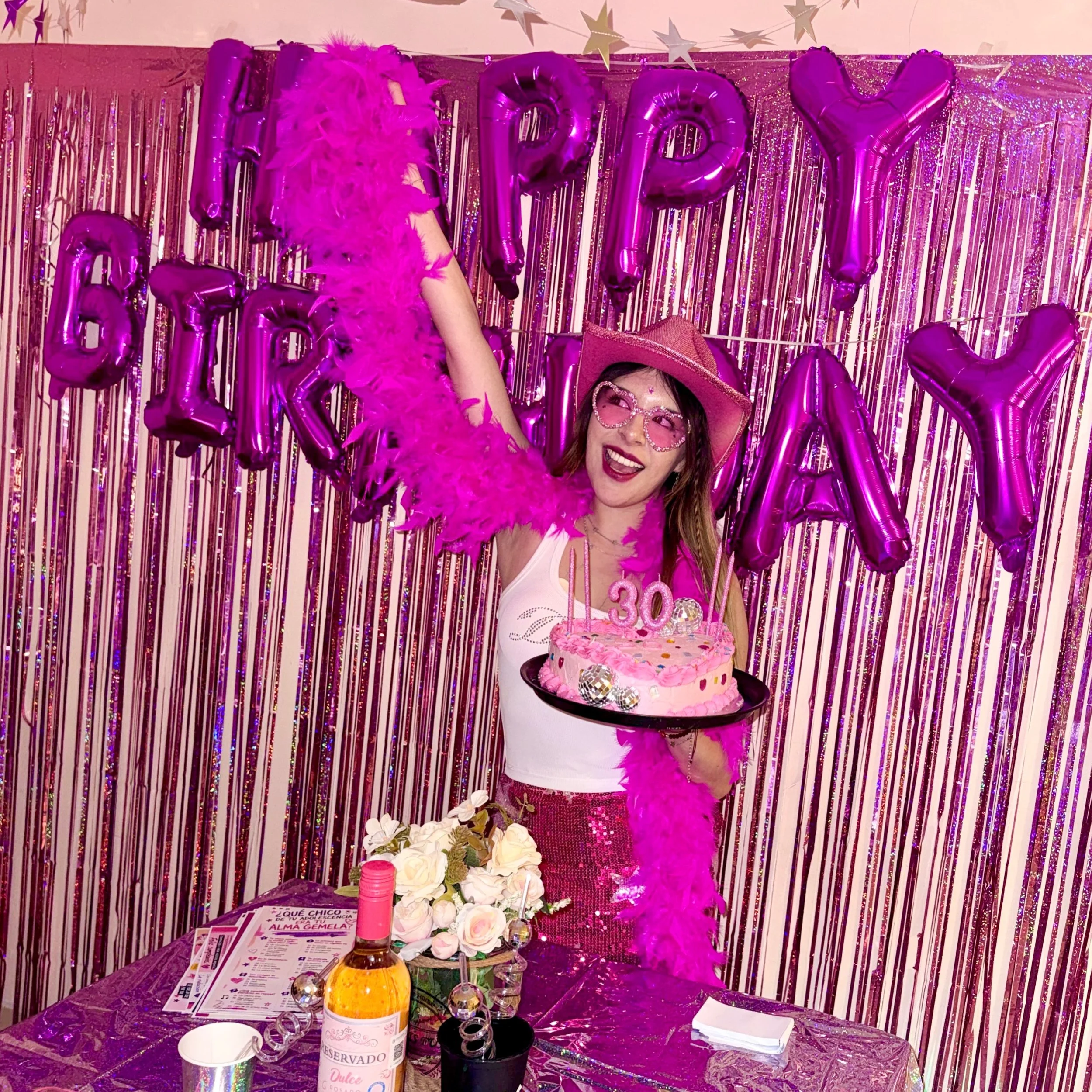 Ya tiene m&aacute;s de un mes que fue mi cumplea&ntilde;os y no me hab&iacute;a dado el tiempo de subir las fotos de la celebraci&oacute;n m&aacute;s especial que he tenido
30, flirty and thriving 🍾🥂✨💕
Gracias a mi hermanito por amarme tanto 🤧