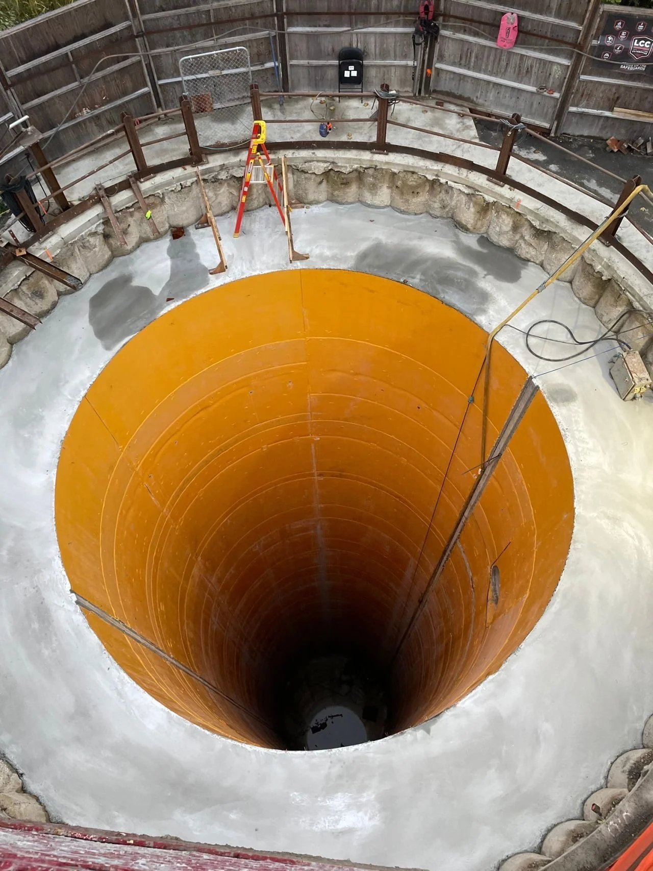 Concrete marine structure protected by an HDPE liner