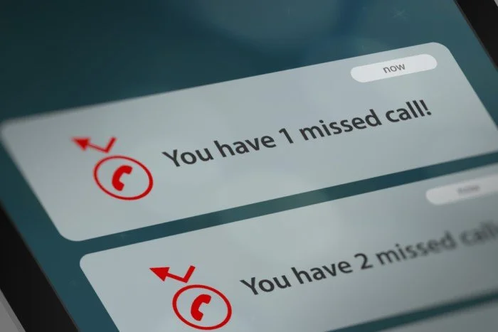 Smartphone screen showing missed call notifications with red phone icons and message alerts.