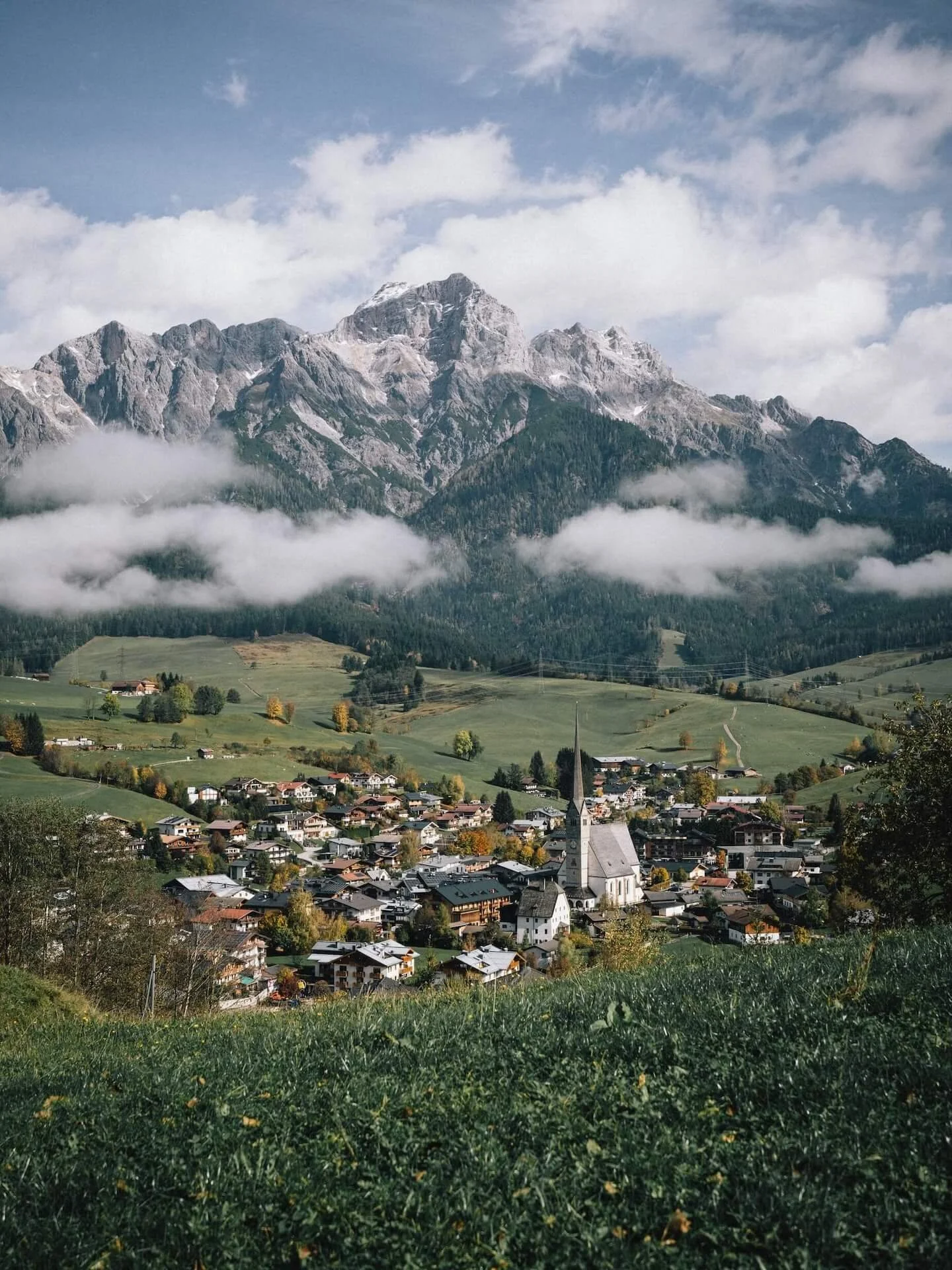 Blick auf Maria Alm am Hochkönig mit Kirche, Dorf und umliegender Berglandschaft.