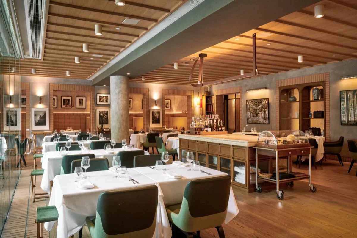 Main dining room interior with elegant table settings at Giando.