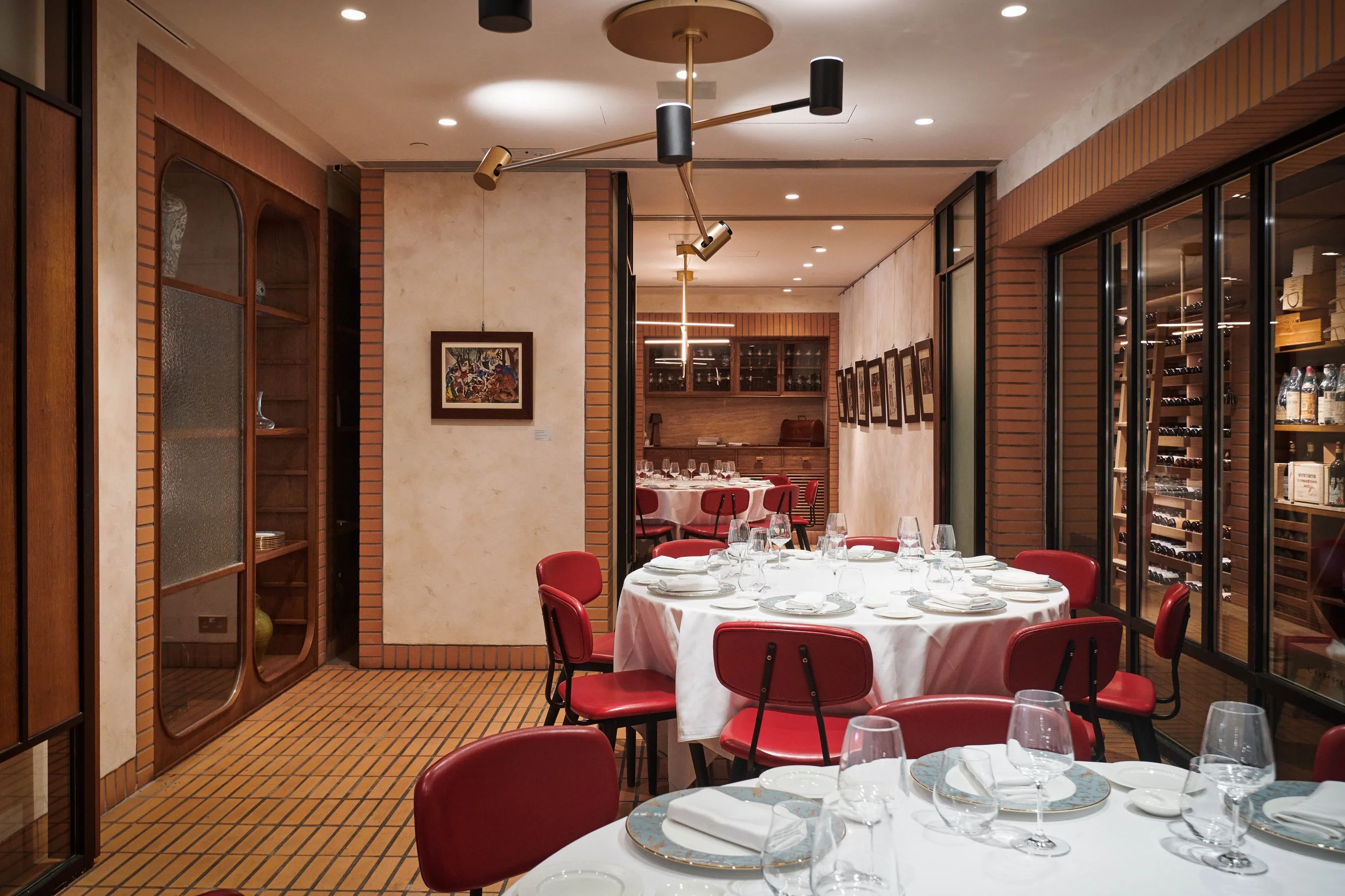 Main dining room featuring elegant tables and red chairs at Giando.