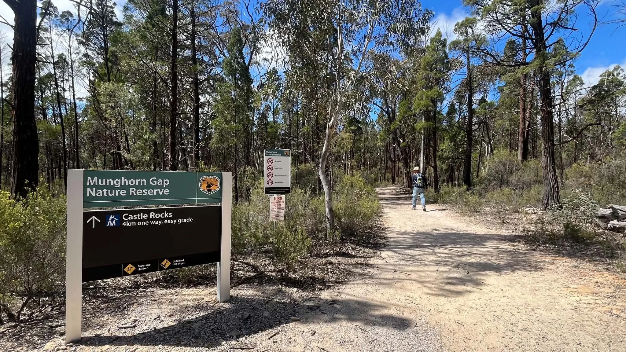 Signpost to Castle Rocks Walk, Munghorn Gap Nature Reserve