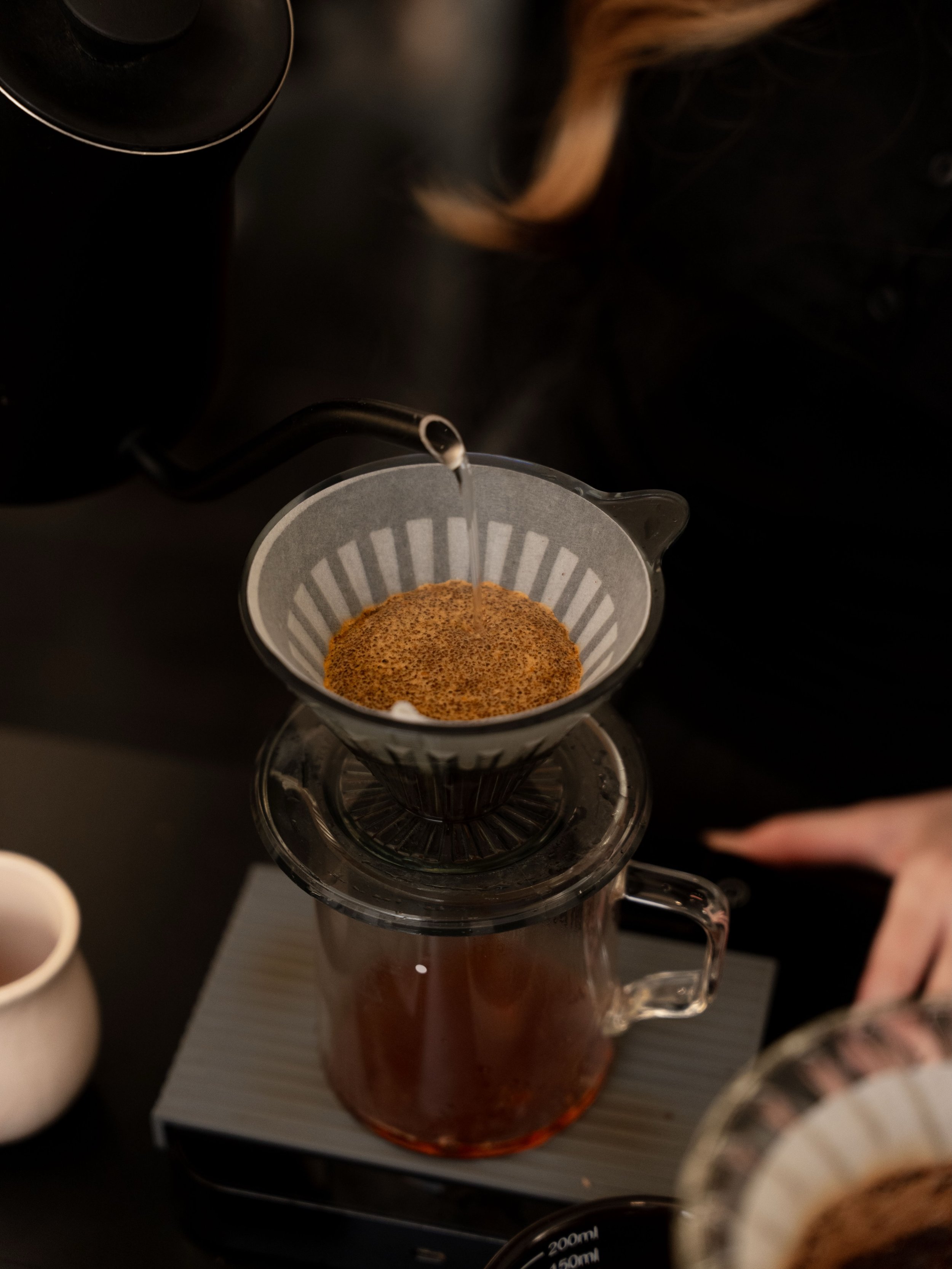 Roasting. Resting. Grinding. Brewing.

Every filter begins long before it reaches the table &mdash; from the way we roast, to the brewer we choose, to the small adjustments made along the way.

Nothing is rushed. Nothing is added for effect.
Just cof