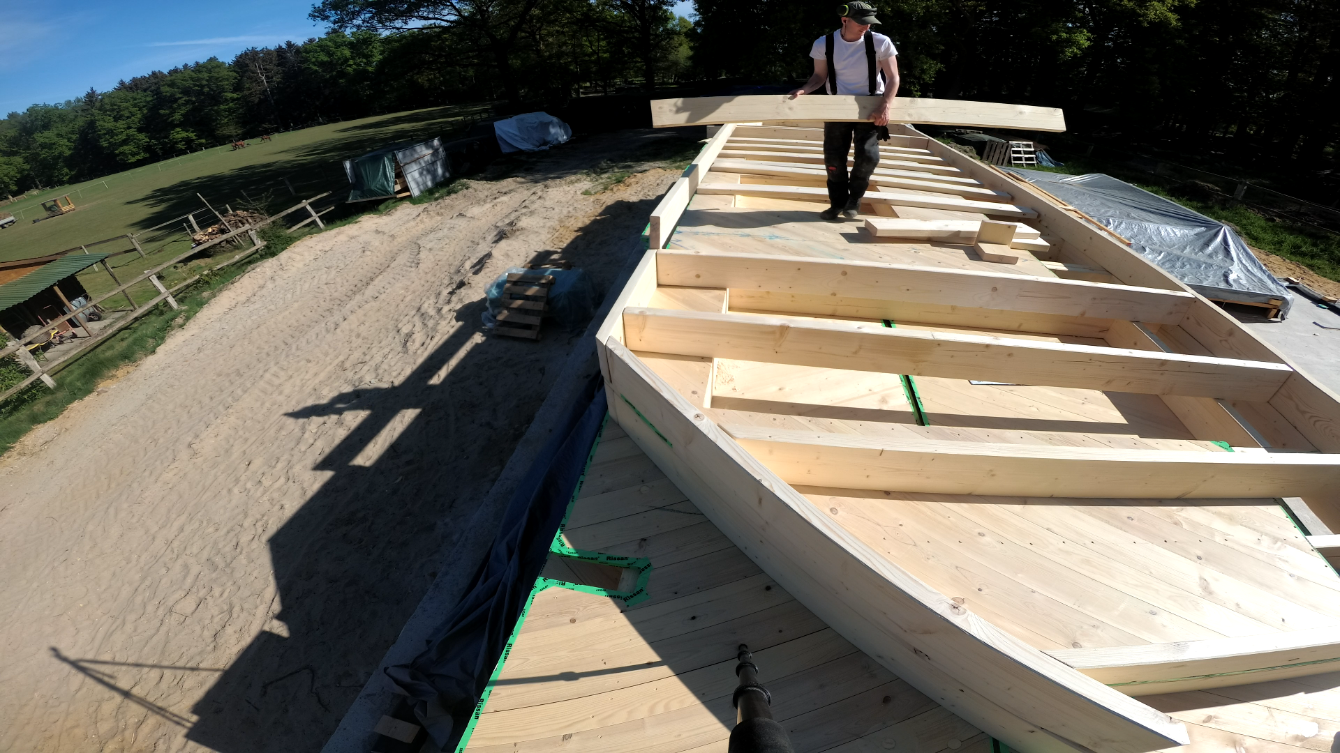 Die Holzständer werden in Position gelegt