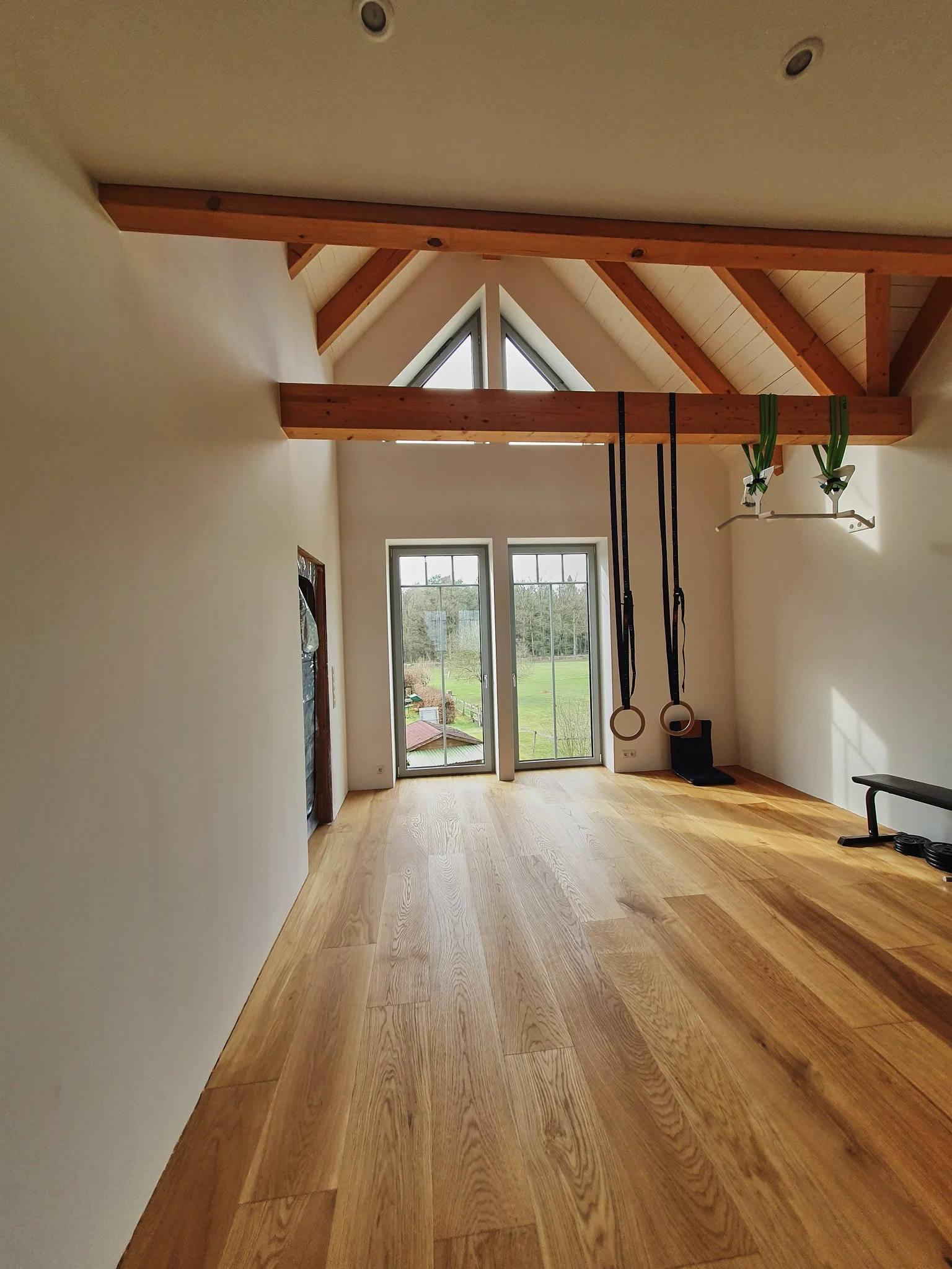 Galerie mit Aussicht und eine abgehängte Decke für Spots