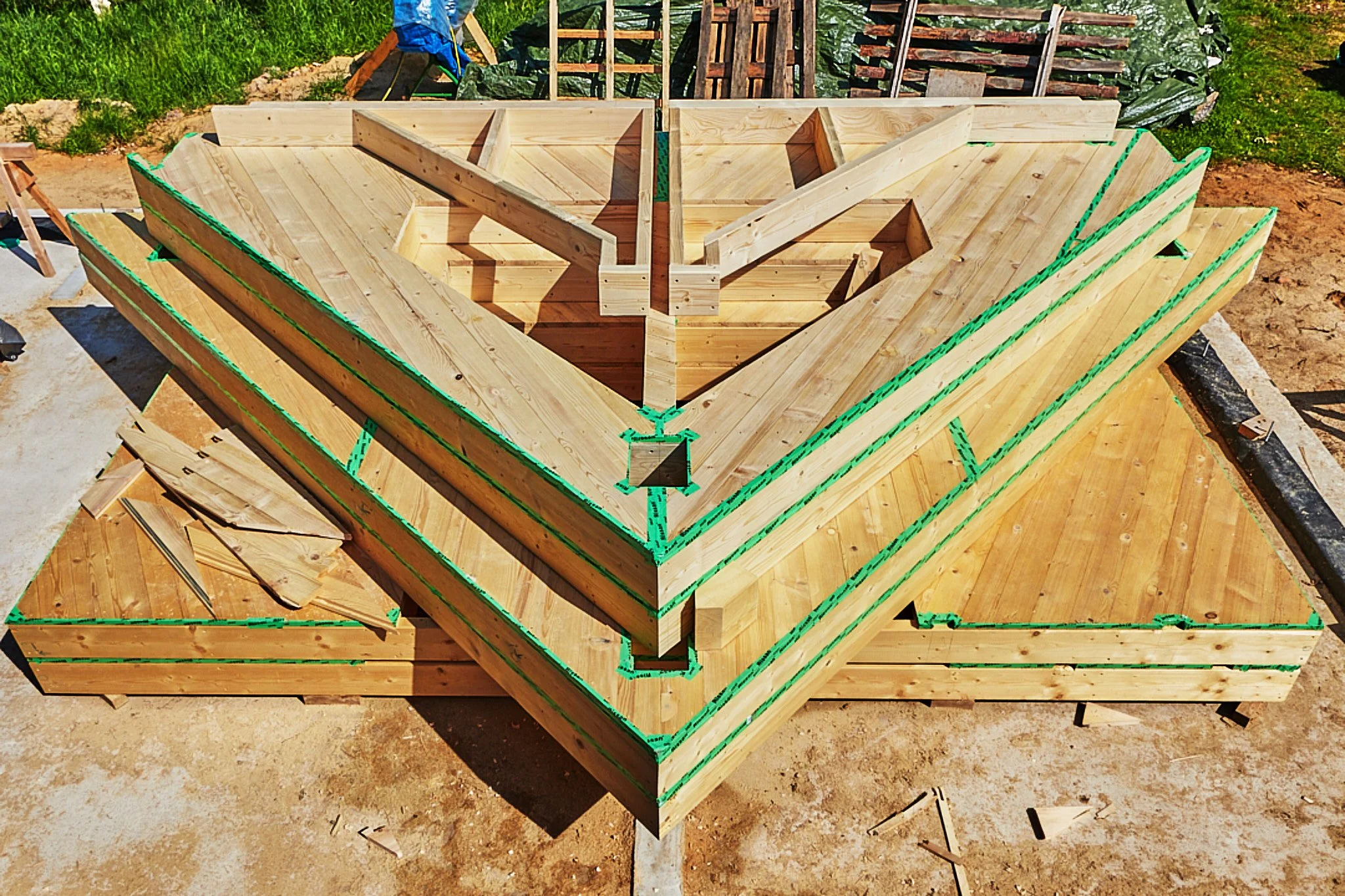 Abgebundene Wandelemente in Holzrahmenbauweise mit massiven Holzplatten