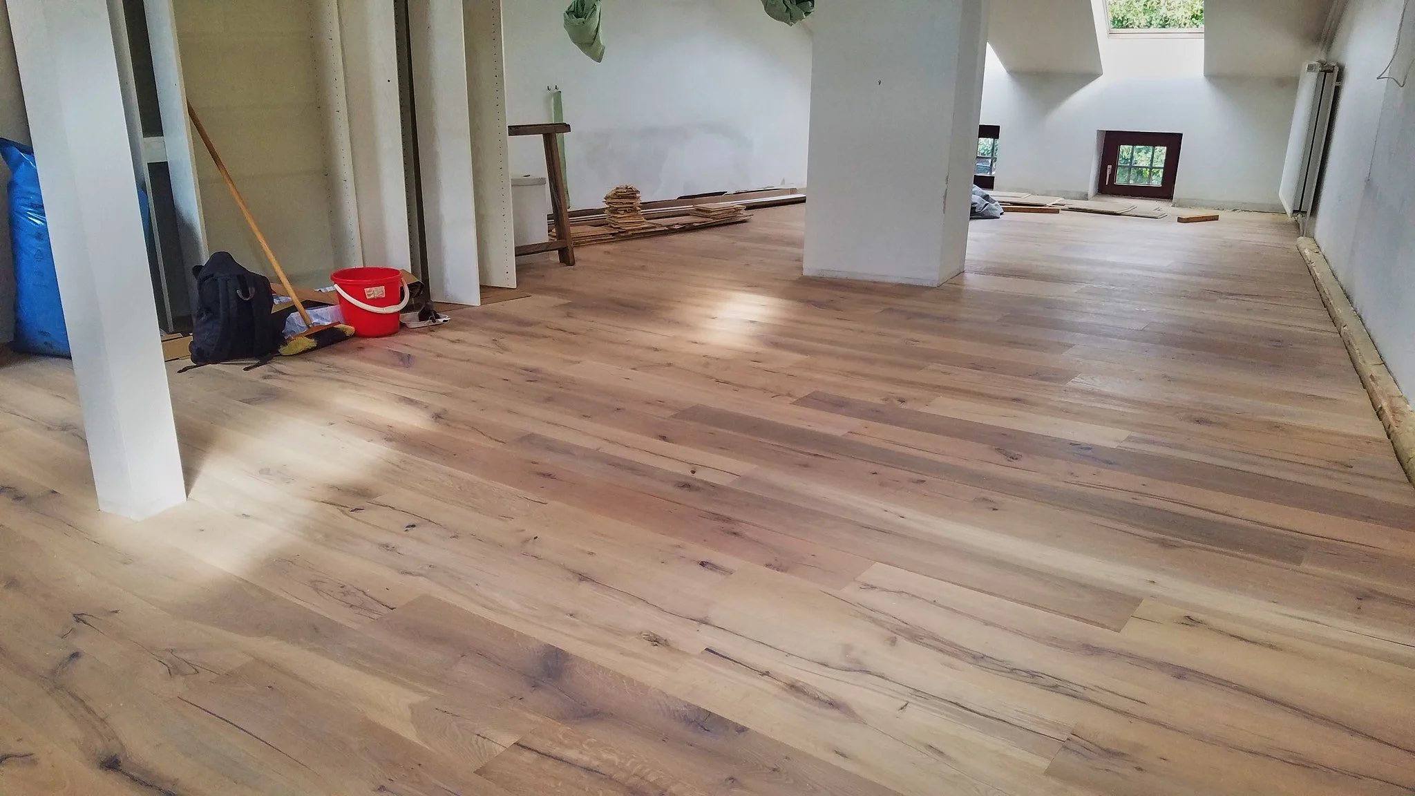 Ein konischer Raum mit 
nachhaltigem Holzfußboden