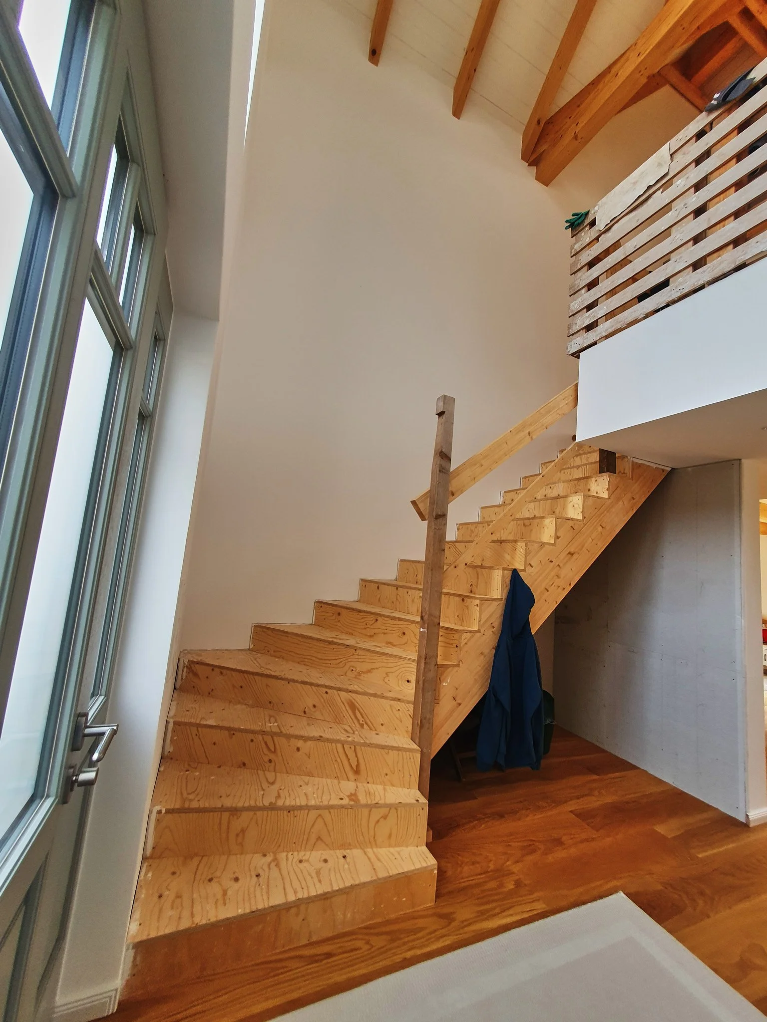 Holztreppe im Rohbauzustand