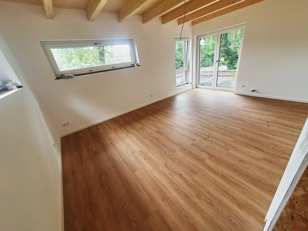 Edler Vinylboden modern kombiniert mit weißen Fußleisten in Hanstedt