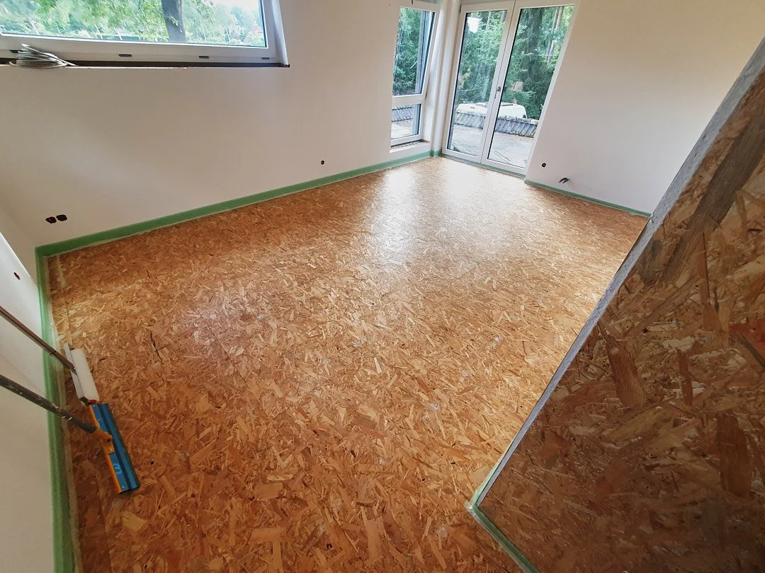 Professionelle Untergrundvorbereitung für verklebten Vinylboden