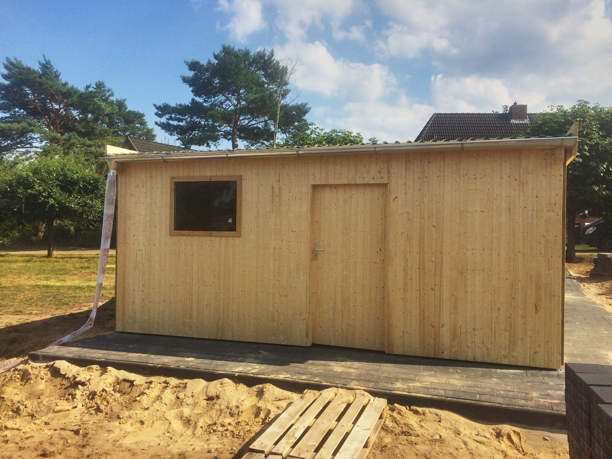 Abstellraum mit Tür und Fenster in Seevetal