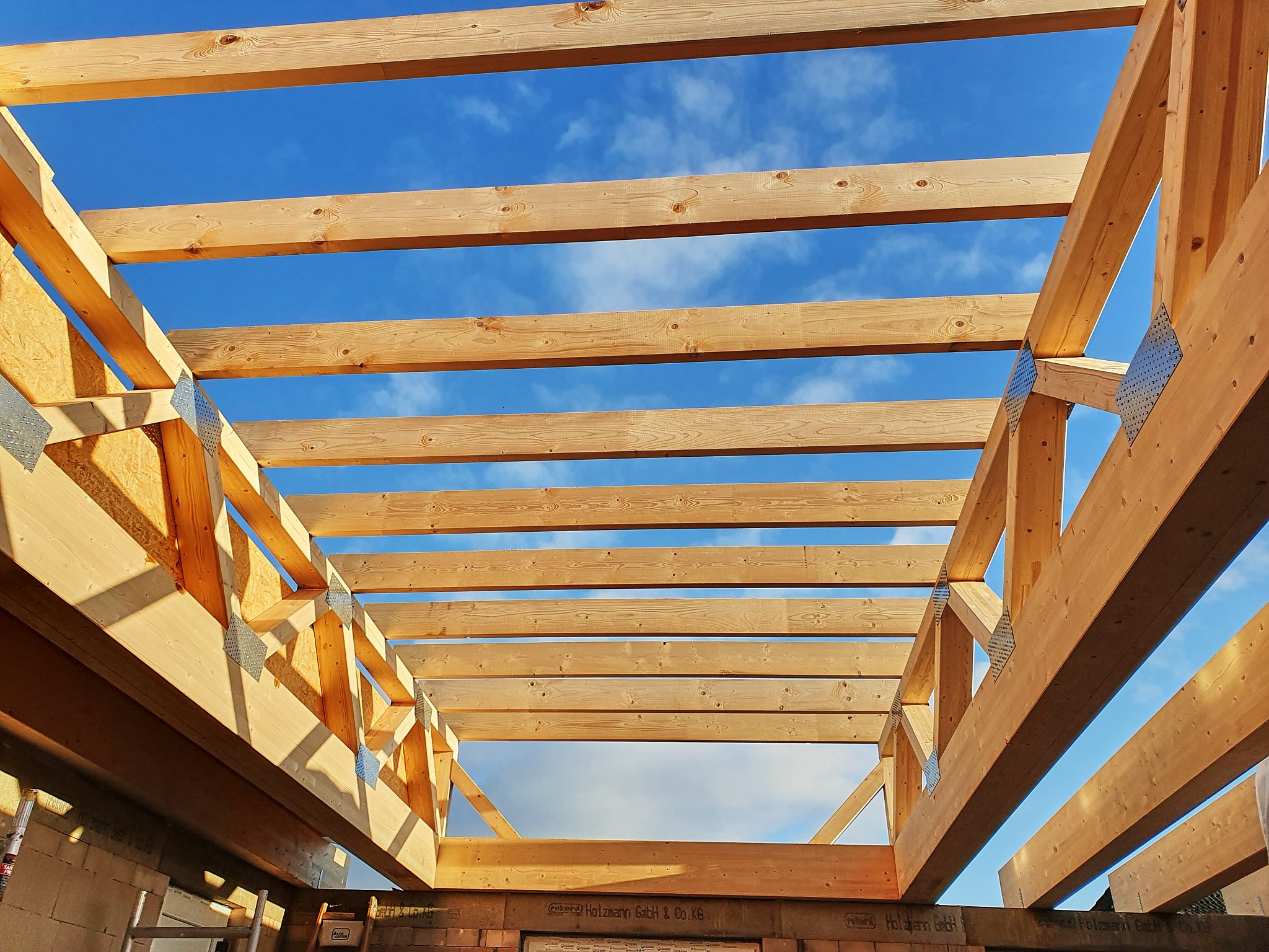 Noch Platz für eine Hebebühne!
Große Holzbinder, für besonders lange Spannweiten