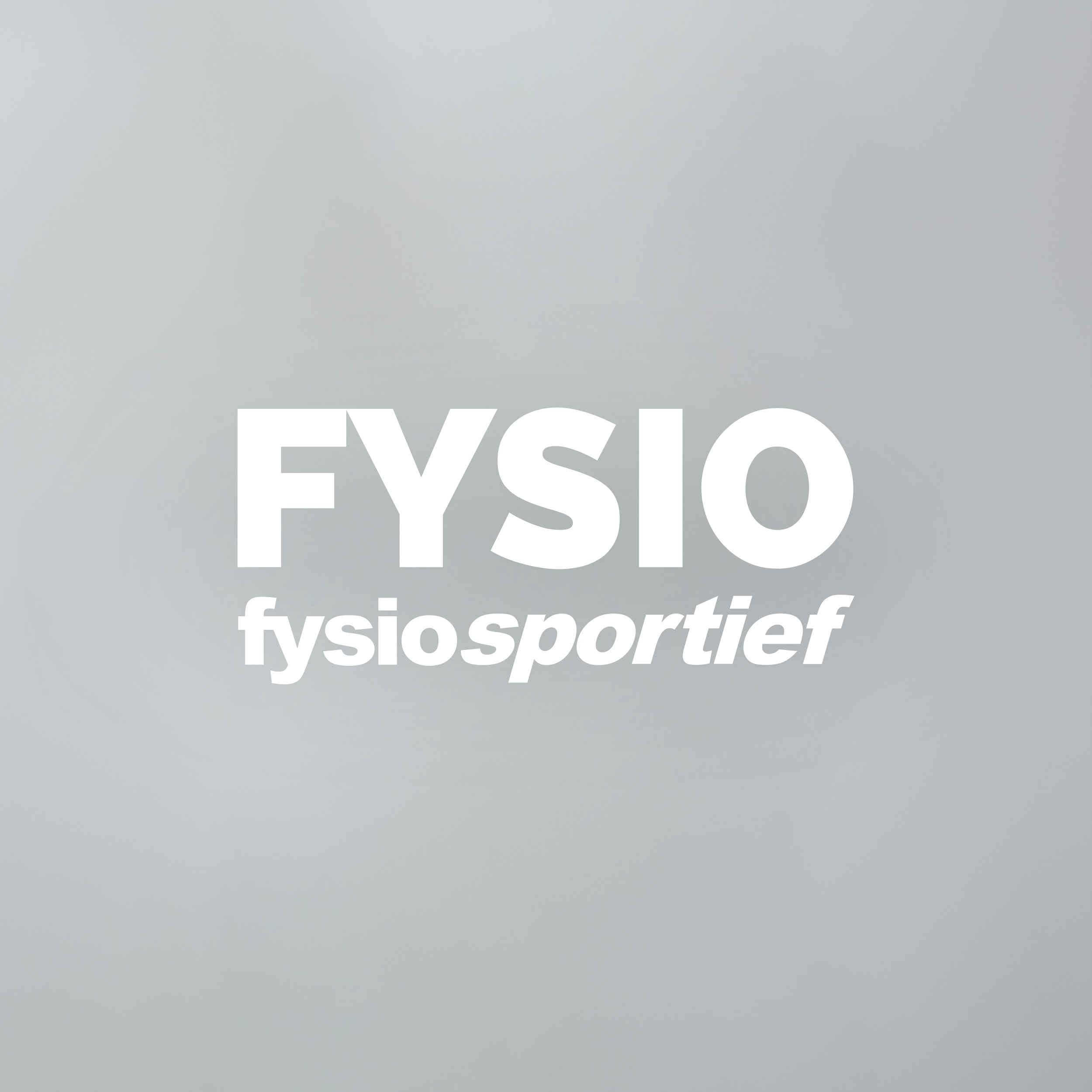 Close-up van een logo met tekst 'fysio' op een grijze achtergrond.