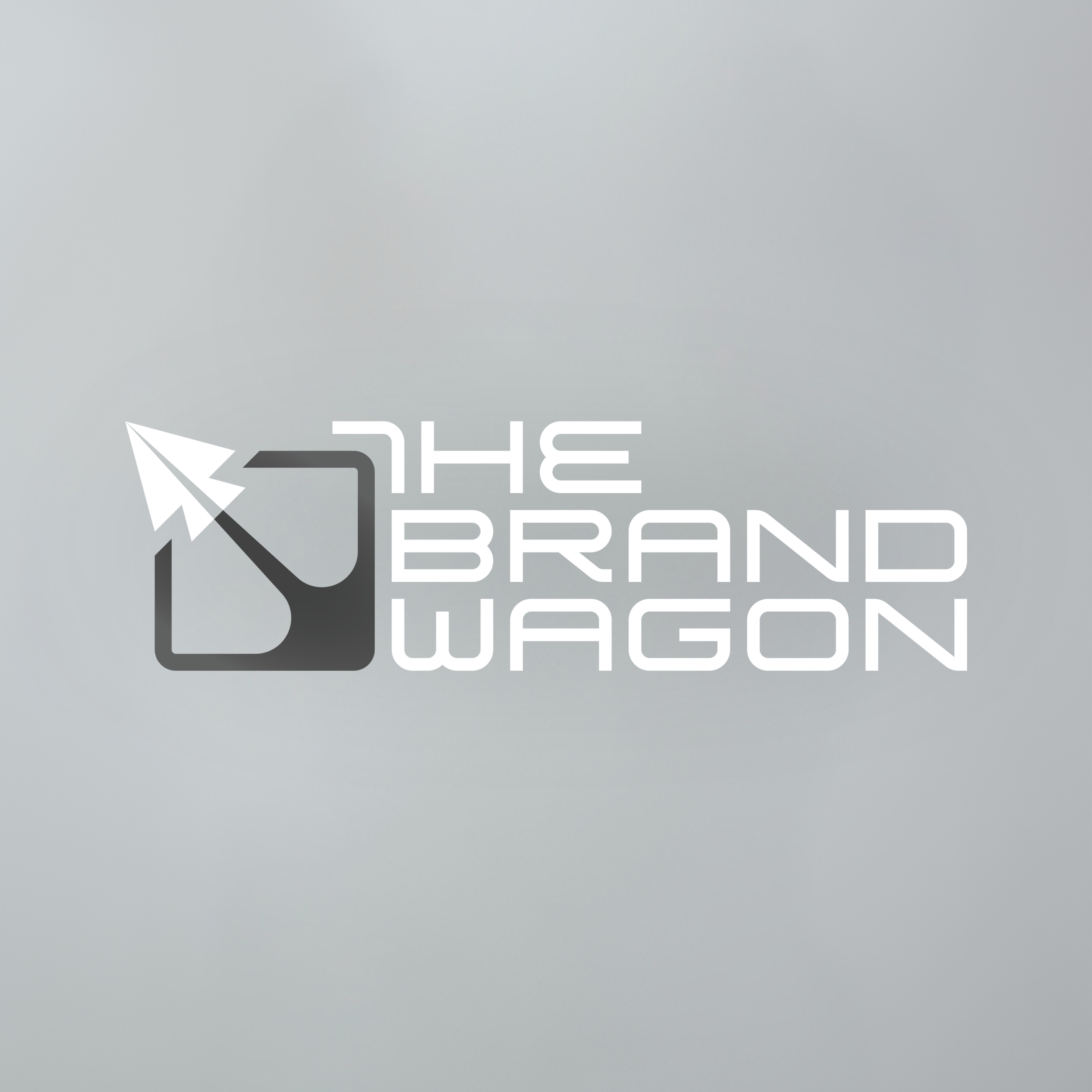 Close-up van een logo met een pijl en de tekst 'THE BRAND WAGON' op een grijze achtergrond.