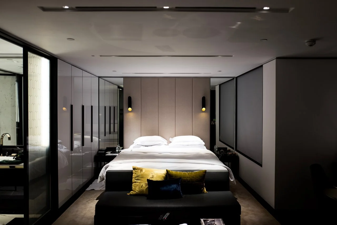 bed-with-white-bed-sheet-and-pillowcase-set-1267438.jpg