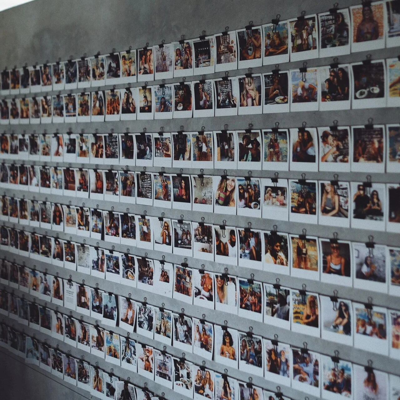 original-wall-decoration-with-photos-in-loft-space-4409270.jpg