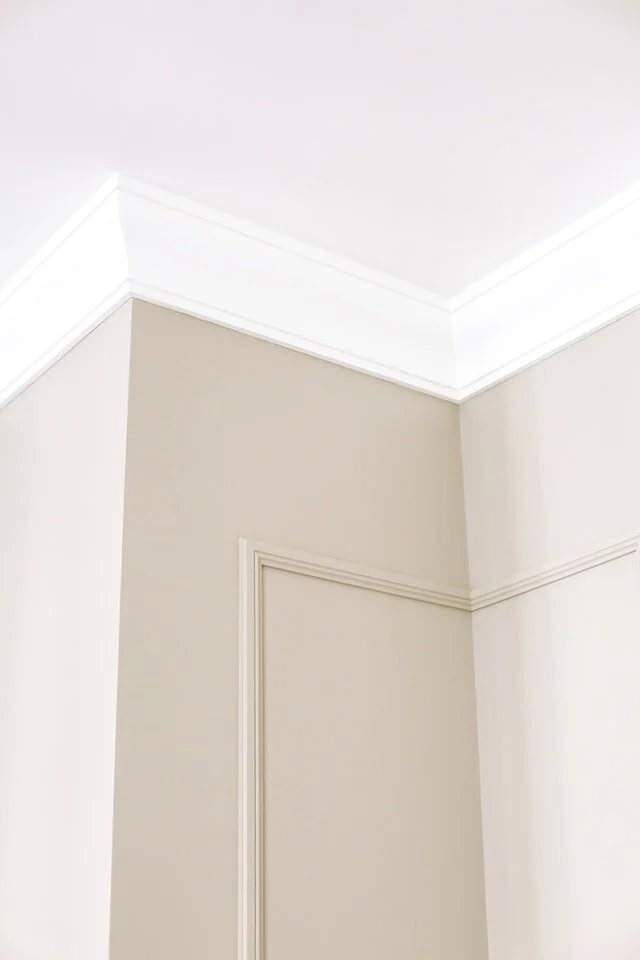 gray-walls-and-white-ceiling-3616770.jpg
