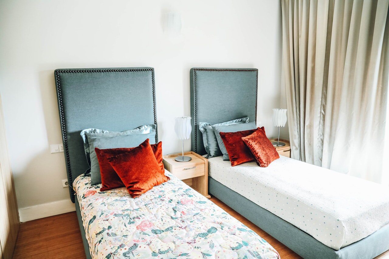 two-single-beds-in-well-lit-room-2029722.jpg